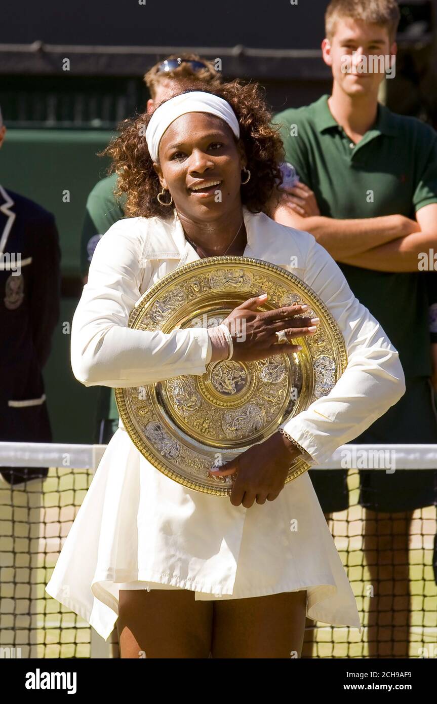 Serena Williams remporte la finale des dames. Venus Williams contre Serena Williams. Championnats de tennis de Wimbledon. 4/7/2009. Crédit photo : MARK PAIN /ALAMY Banque D'Images