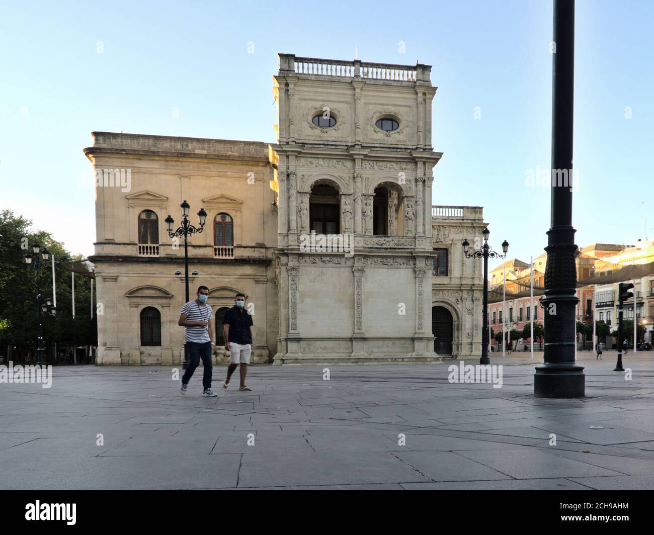 Séville, Espagne; 2 août 2020: Deux jeunes portant des masques se promènaient dans le centre historique de Séville pendant la pandémie de corronavirus Banque D'Images