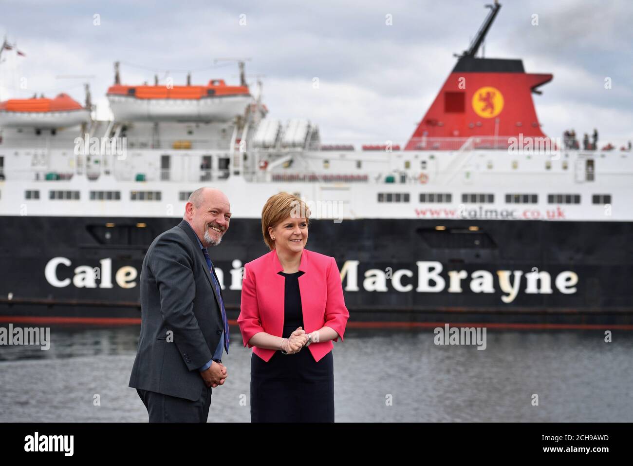 Le premier ministre Nicola Sturgeon et Martin Dorchester Directeur de Caledonian MacBrayne, lors d'une annonce dans le port d'Ardrossan, en Écosse, que l'opérateur du secteur public Caledonian MacBrayne a été annoncé comme soumissionnaire privilégié pour le prochain contrat de gestion du réseau de services de traversier de Clyde et Hebrides. Banque D'Images