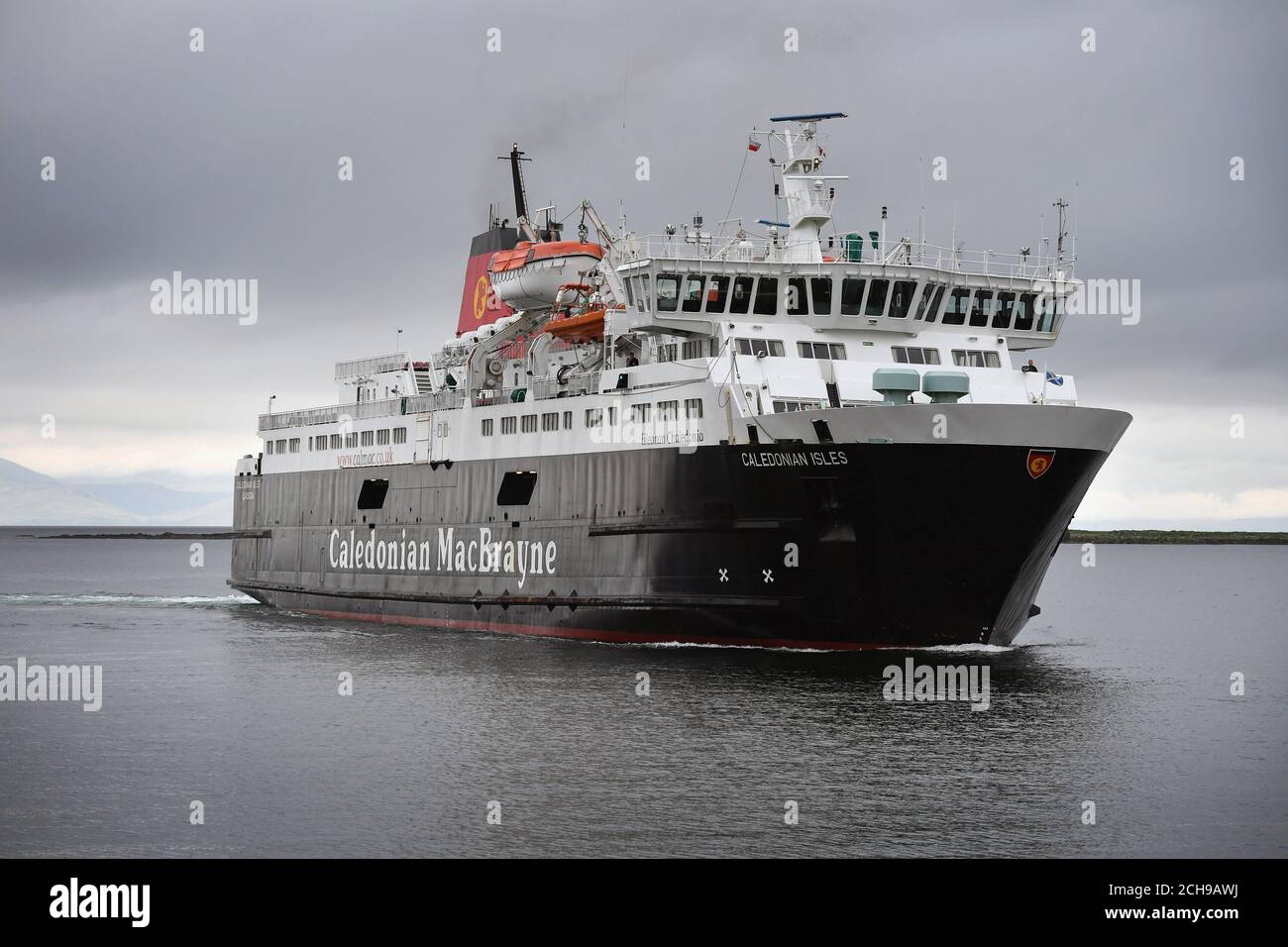 Caladonain MacBrayne fait le traversier des îles Caledonian vers le port d'Ardrossan à la suite d'une annonce du premier ministre Nicola Sturgeon selon laquelle l'opérateur du secteur public Caledonian MacBrayne a été annoncé comme soumissionnaire privilégié pour le prochain contrat de gestion du réseau de services de traversier de Clyde et Hebrides. Banque D'Images