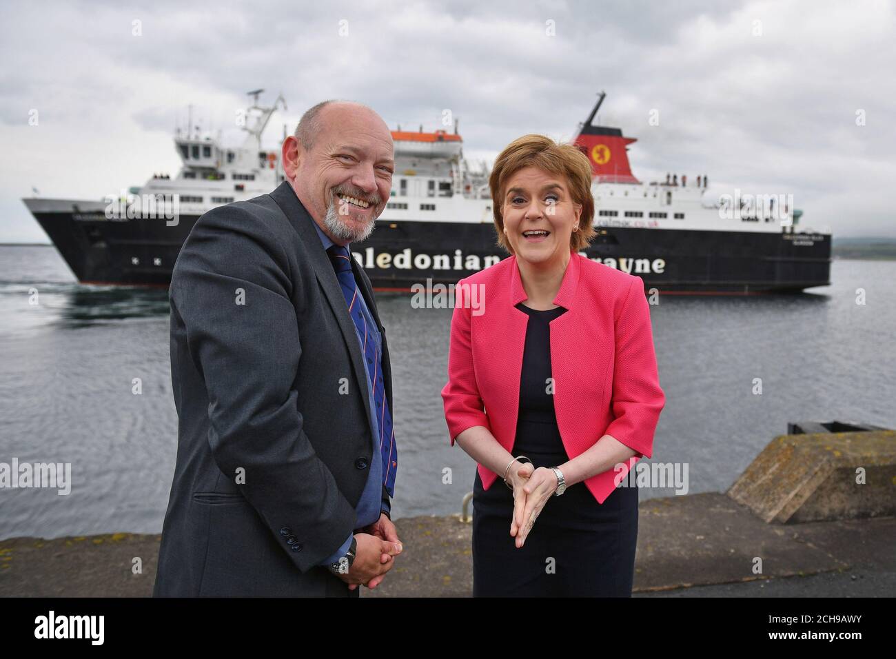 Le premier ministre Nicola Sturgeon et Martin Dorchester Directeur de Caledonian MacBrayne, lors d'une annonce dans le port d'Ardrossan, en Écosse, que l'opérateur du secteur public Caledonian MacBrayne a été annoncé comme soumissionnaire privilégié pour le prochain contrat de gestion du réseau de services de traversier de Clyde et Hebrides. Banque D'Images