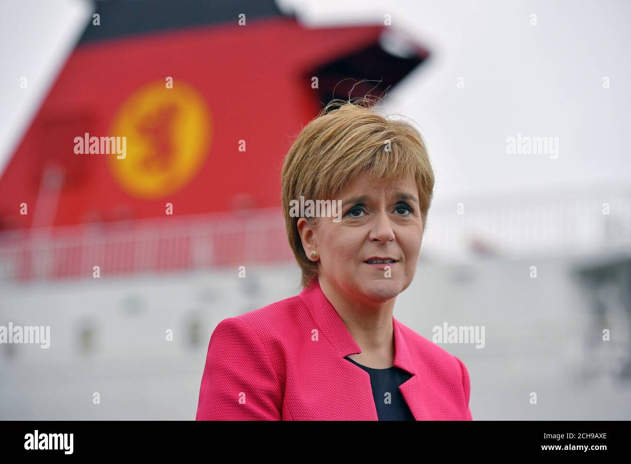 Le premier ministre Nicola Sturgeon lors d'une annonce dans le port d'Ardrossan, en Écosse, que l'opérateur du secteur public Caledonian MacBrayne a été annoncé comme soumissionnaire privilégié pour le prochain contrat de gestion du réseau de services de traversier de Clyde et Hebrides. Banque D'Images