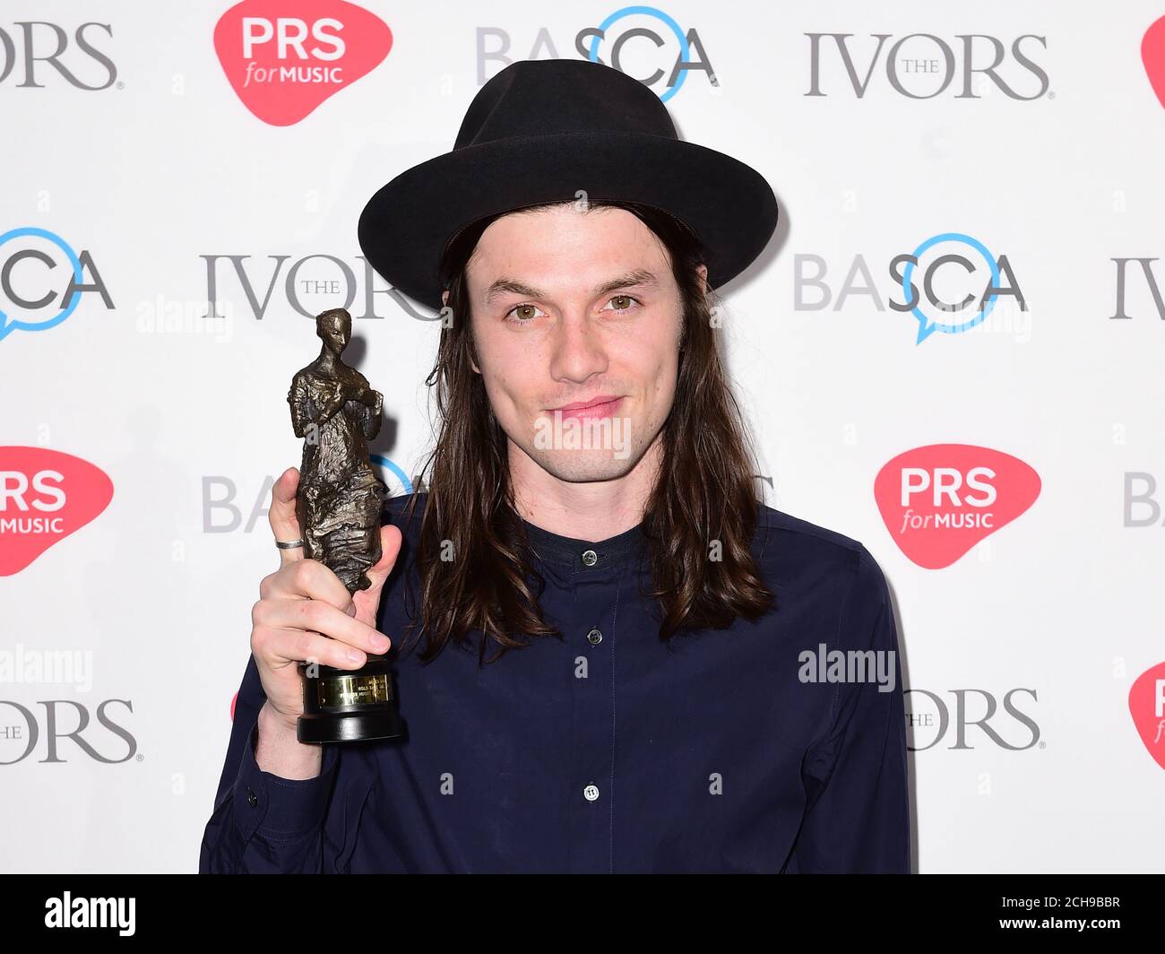 James Bay avec le prix PRS pour la musique la plupart des travaux ont été réalisés lors de la 61e édition annuelle des Ivor Novello Music Awards à la Grosvenor House à Londres. APPUYEZ SUR ASSOCIATION photo. Date de la photo: Jeudi 19 mai 2016. Voir l'histoire de PA SHOWBIZ Novello. Le crédit photo devrait se lire comme suit : Ian West/PA Wire Banque D'Images