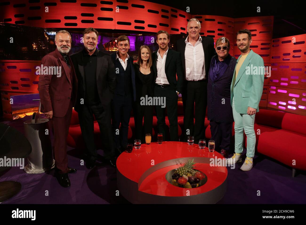 (De gauche à droite) Graham Norton, Russell Crowe, Tom Daley, Jodie Foster, Ryan Gosling, Greg Davies, Sir Elton John et Rod Thomas, également connu sous le nom de Bright Light Bright Light, lors du tournage du Graham Norton Show aux studios de Londres, À être diffusé sur BBC One vendredi soir. Date de la photo: Jeudi 19 mai 2016. Le crédit photo devrait se lire: PA Images pour le compte de SO TV Banque D'Images