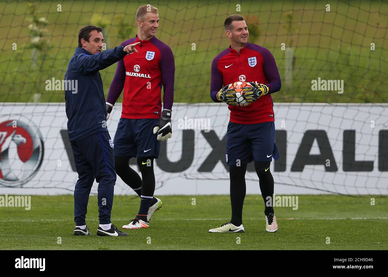 L'entraîneur d'Angleterre Gary Neville parle à Joe Hart et Tom Heaton pendant la séance d'entraînement à St George's Park, Burton. Banque D'Images