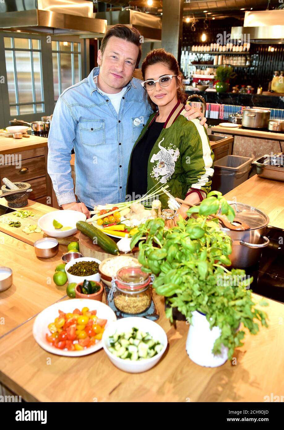 Jamie Oliver (à gauche) rejoint Cheryl à son Cookery School du centre commercial Westfield de Londres, en lançant un événement Facebook « live » qui mettra en vedette des chefs de dix pays qui encourageront les spectateurs à cuisiner des plats sains à partir de rien, Le jour de la Révolution alimentaire, qui fait partie de la campagne de la Révolution alimentaire, vise à s'attaquer aux problèmes de malnutrition et d'obésité chez les enfants. Banque D'Images