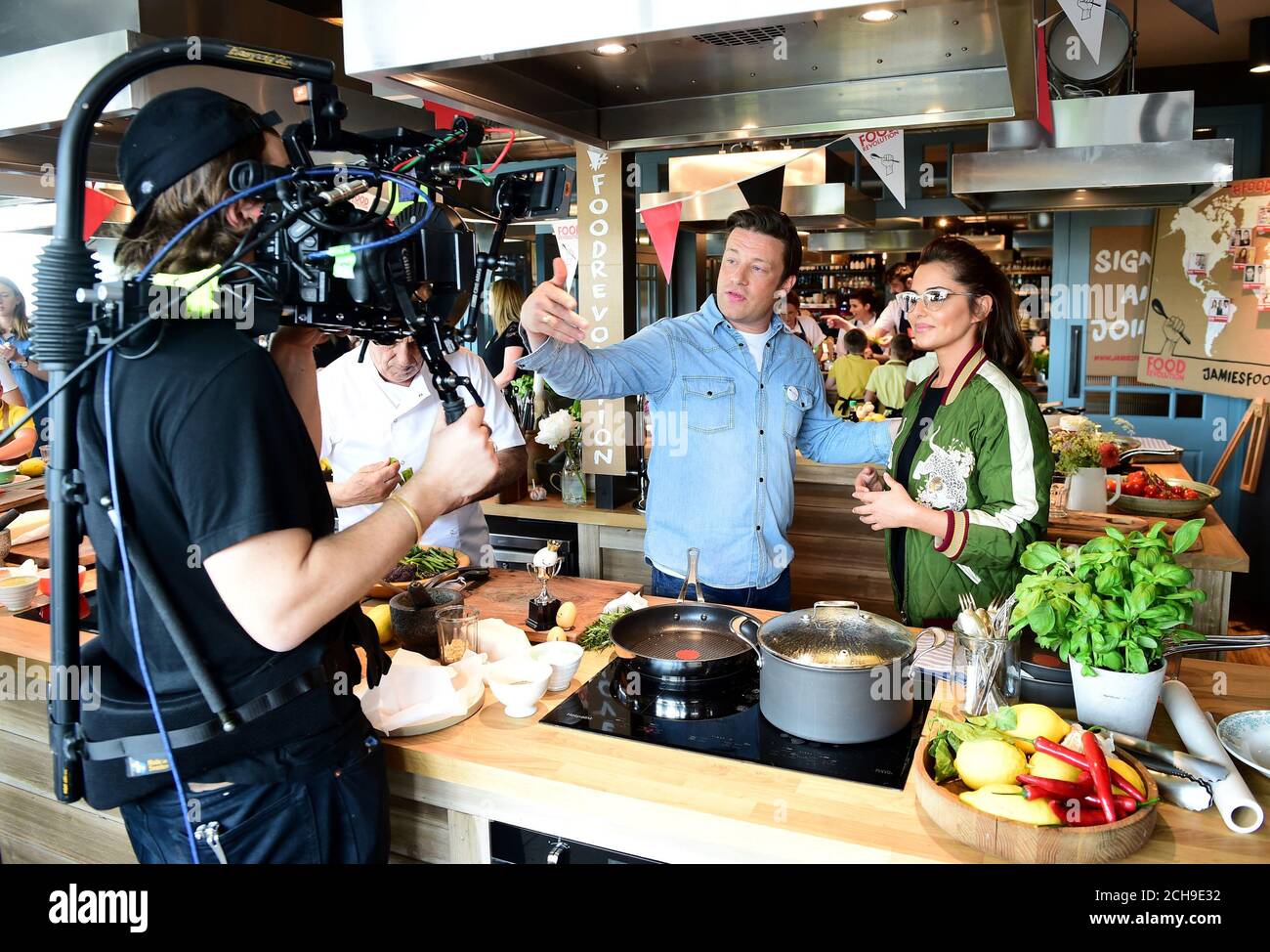 Jamie Oliver rejoint Cheryl à sa Cookery School du Westfield Shopping Center de Londres, en lançant un événement Facebook « live » qui mettra en vedette des chefs de dix pays encourageant les spectateurs à cuisiner des plats sains de zéro, Le jour de la Révolution alimentaire, qui fait partie de la campagne de la Révolution alimentaire, vise à s'attaquer aux problèmes de malnutrition et d'obésité chez les enfants. Banque D'Images