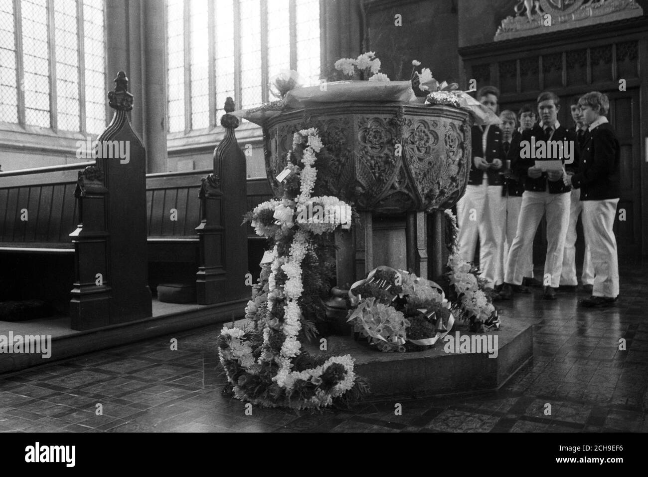 Des élèves de l'école de navigation Trinity House derrière une couronne ornée de polices à l'église Sainte-Trinité de Kingston-upon-Hull, où un service commémoratif a été organisé pour les hommes qui ont perdu la vie dans la tragédie de la chalutière de Hull. Banque D'Images