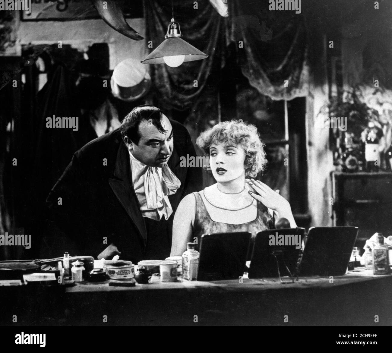 Marlene Dietrich avec Emil Jannings dans 'The Blue Angel'. Banque D'Images