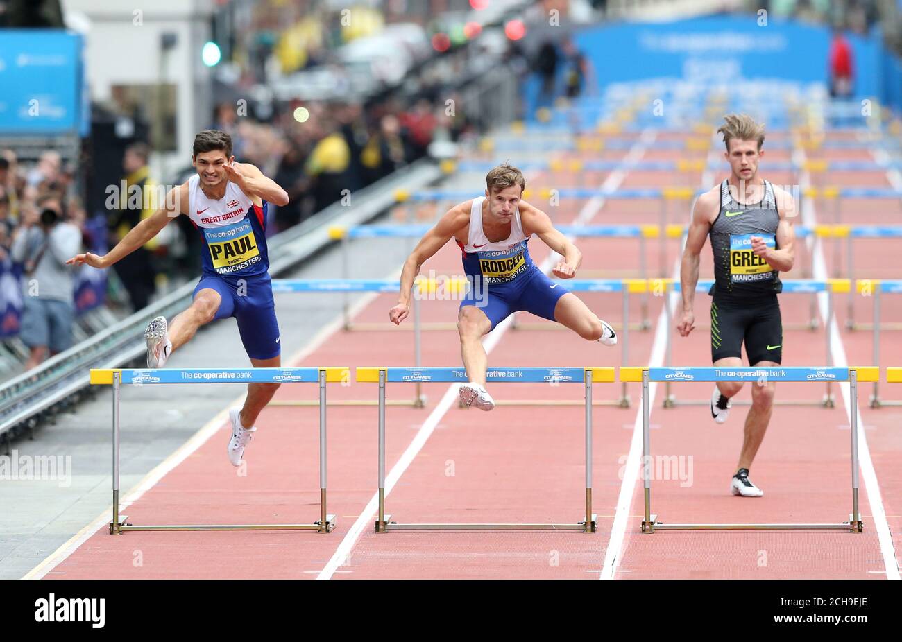 Sebastian Rodger (au centre), en Grande-Bretagne, remporte les 200 m haies des hommes lors des Jeux de la Grande ville de la Banque Co-op à Manchester. Banque D'Images