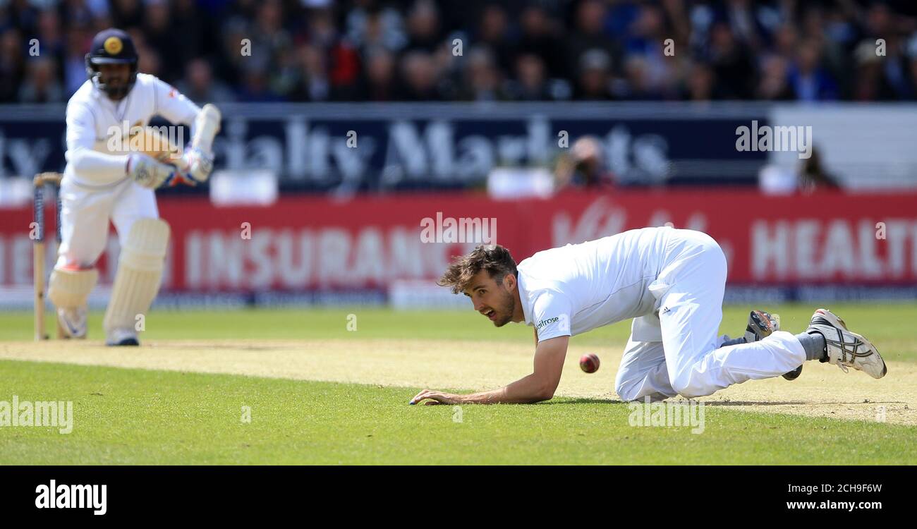 Steven Finn (à droite), d'Angleterre, essaie de faire son propre bowling après une prise de vue par le Sri Lanka Kaushal Silva (à gauche) au cours du troisième jour du 1er test Investec à Headingley, Leeds. Banque D'Images