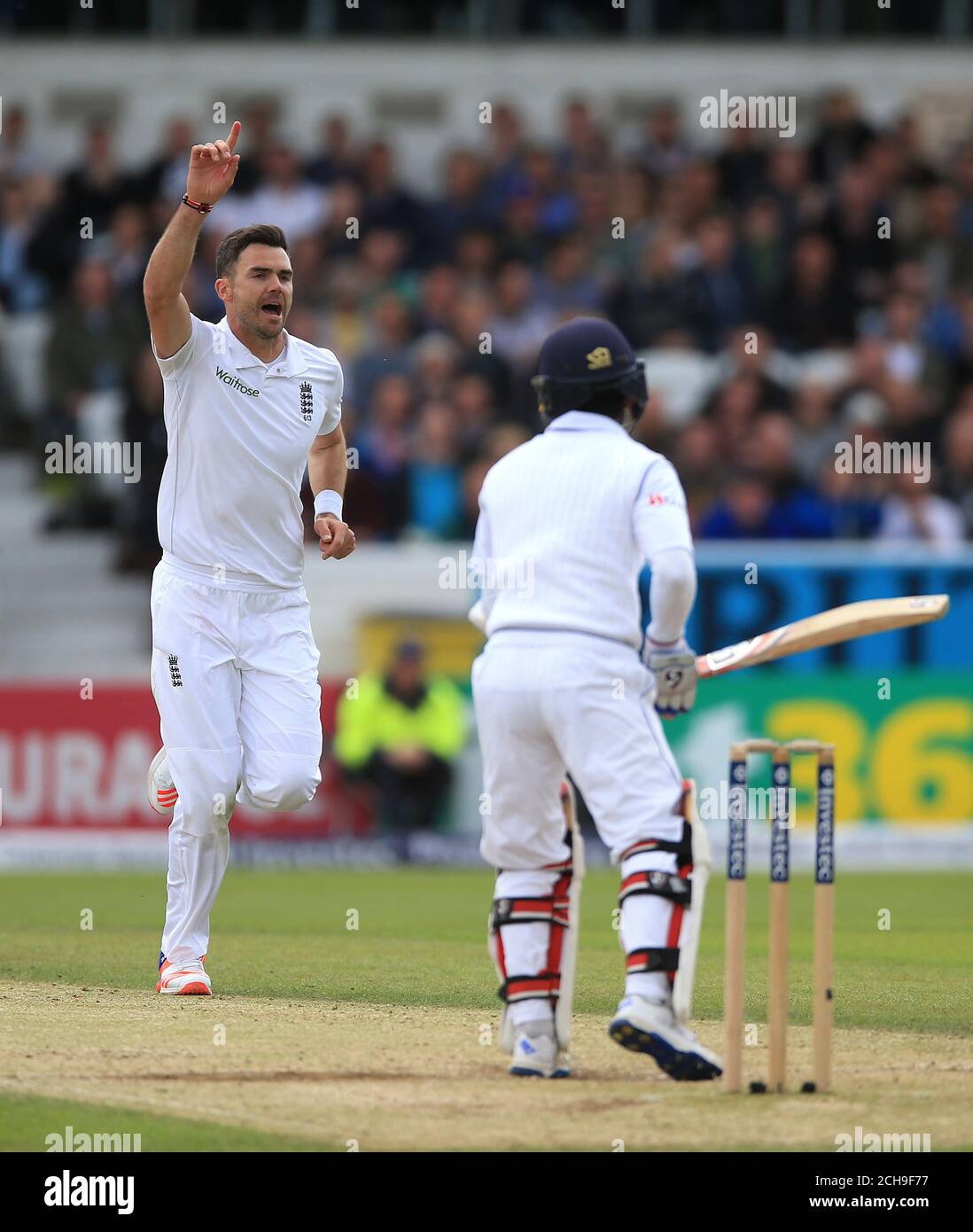 James Anderson (à gauche) célèbre en Angleterre après avoir pris le cricket de Kaushal Silva au Sri Lanka pendant la troisième journée du 1er test Investec à Headingley, Leeds. Banque D'Images