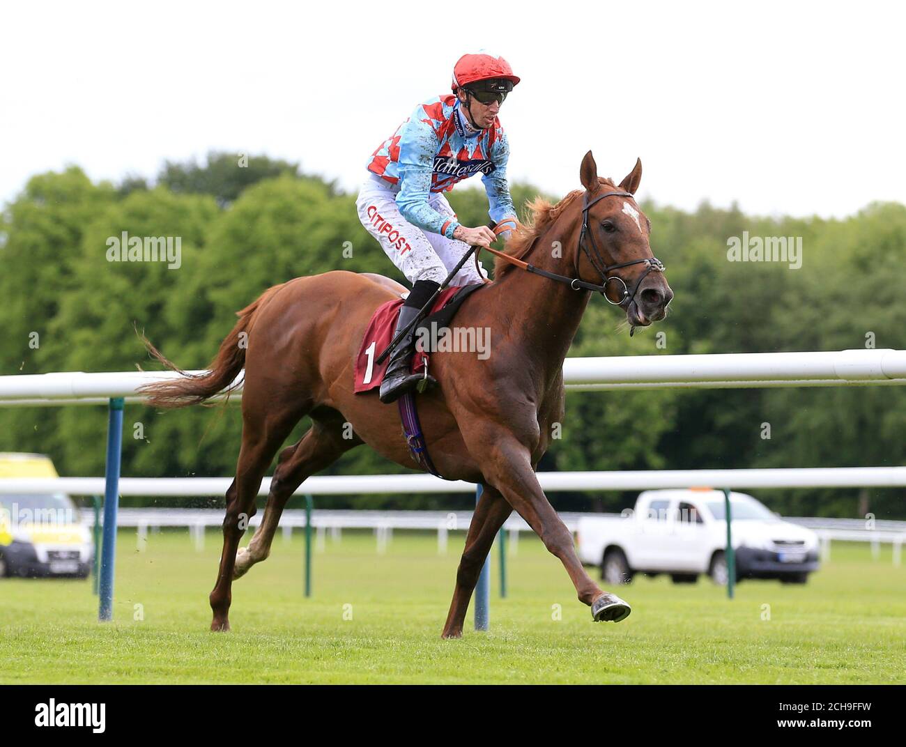Red Verdon, monté par George Baker, remporte le handicap Choice Teachers au champ de courses de Haydock Park. Banque D'Images