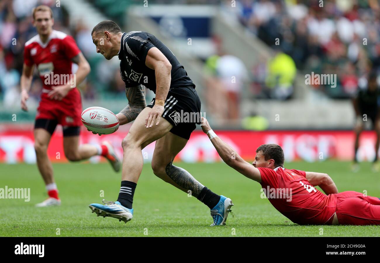 Sonny Bill Williams, en Nouvelle-Zélande, bat le défi de Vladislav Lazarenko, en Russie, pour marquer son score lors de la série mondiale HSBC Sevens au stade de Twickenham, à Londres. Banque D'Images