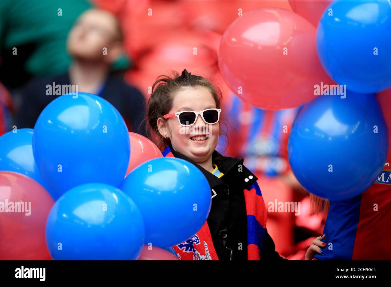 Un fan du Crystal Palace tenant des ballons bleus et rouges dans les stands avant la finale de la coupe Emirates FA au stade Wembley. APPUYEZ SUR ASSOCIATION photo. Date de la photo: Samedi 21 mai 2016. Voir PA Story FOOTBALL final. Le crédit photo devrait se lire comme suit : Mike Egerton/PA Wire. RESTRICTIONS : UTILISATION ÉDITORIALE UNIQUEMENT utilisation non autorisée avec des fichiers audio, vidéo, données, listes de présentoirs, logos de clubs/ligue ou services « en direct ». Utilisation en ligne limitée à 75 images, pas d'émulation vidéo. Aucune utilisation dans les Paris, les jeux ou les publications de club/ligue/joueur unique. Banque D'Images