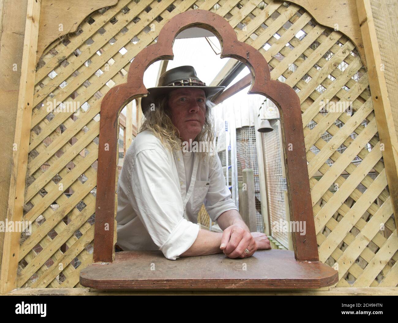 SOUS L'EMBARGO DU 0001 LUNDI 23 MAI Iain Newby, chez lui à Great Wakering, dans l'Essex, comme des lions, des loups et des serpents venimeux mortels sont parmi des milliers d'animaux dangereux gardés dans des propriétés privées à travers le Royaume-Uni, ont révélé des chiffres. Banque D'Images