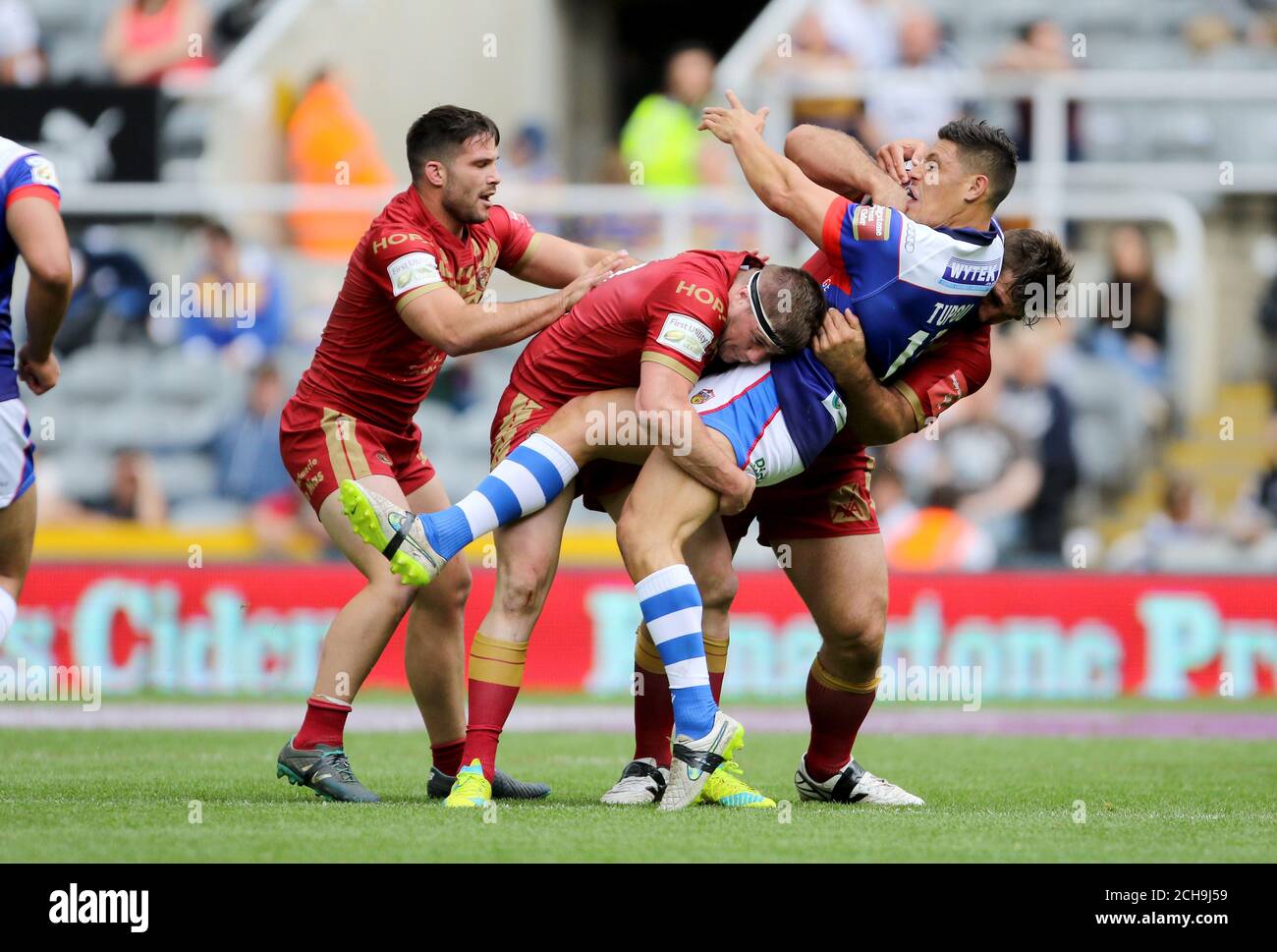 Anthony Tupou, de Wakefield Wildcat, a fait un grand succès auprès des joueurs de Dragons catalans lors du match du Dacia Magic Weekend au St Jamen' Park, à Newcastle. Banque D'Images