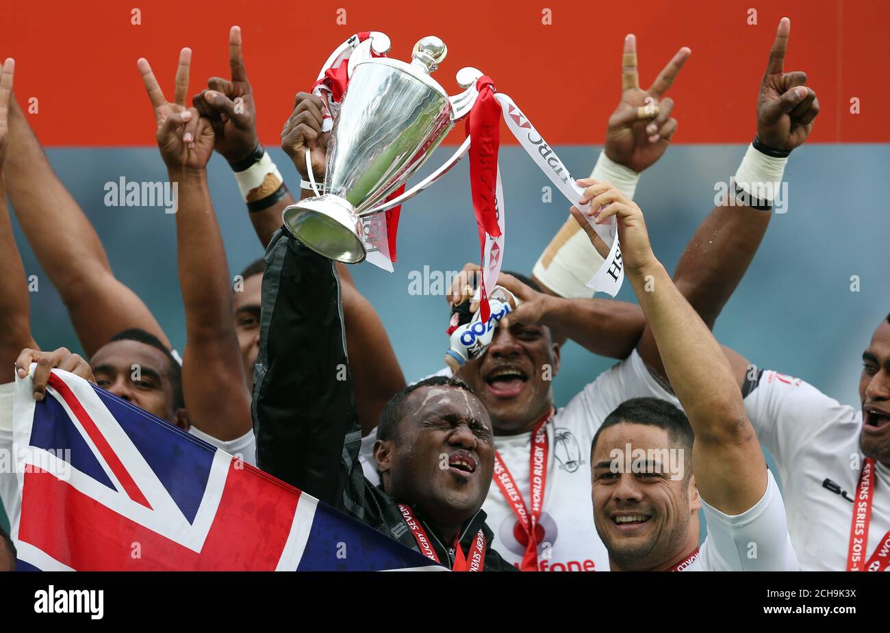 Les Fidji célèbrent leur victoire dans la série HSBC World Rugby Sevens lors du deuxième jour de la série HSBC Sevens World au stade de Twickenham, à Londres. Banque D'Images