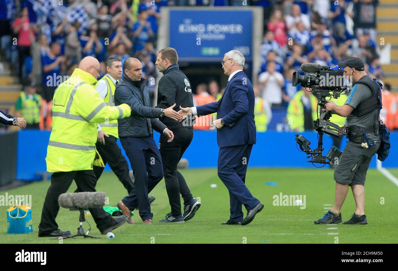 Roberto Martinez, directeur d'Everton, et Claudio Ranieri, directeur de Leicester City secouer les mains Banque D'Images