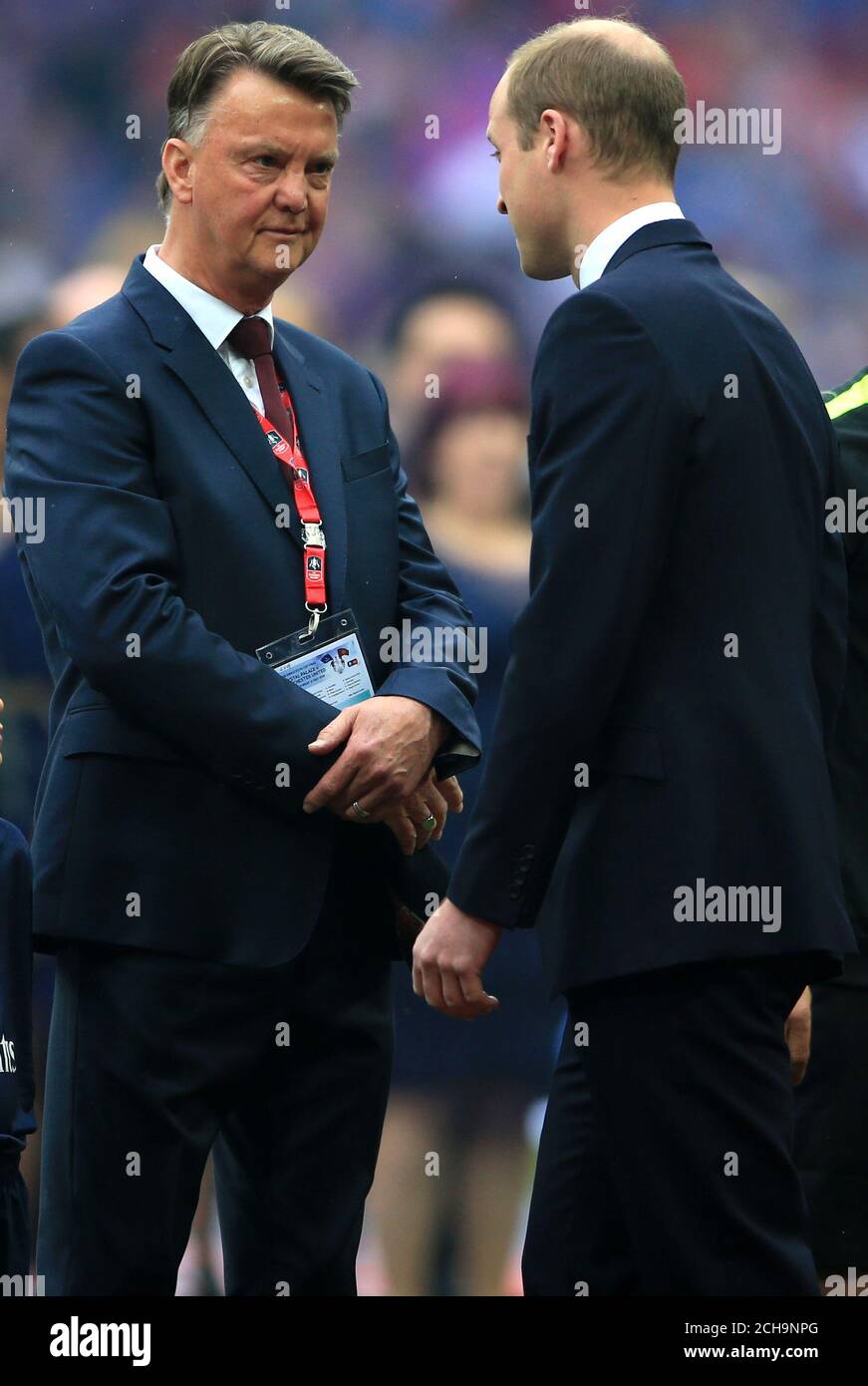 Louis van Gaal, directeur de Manchester United (à gauche), se serre la main avec le prince William, duc de Cambridge Banque D'Images