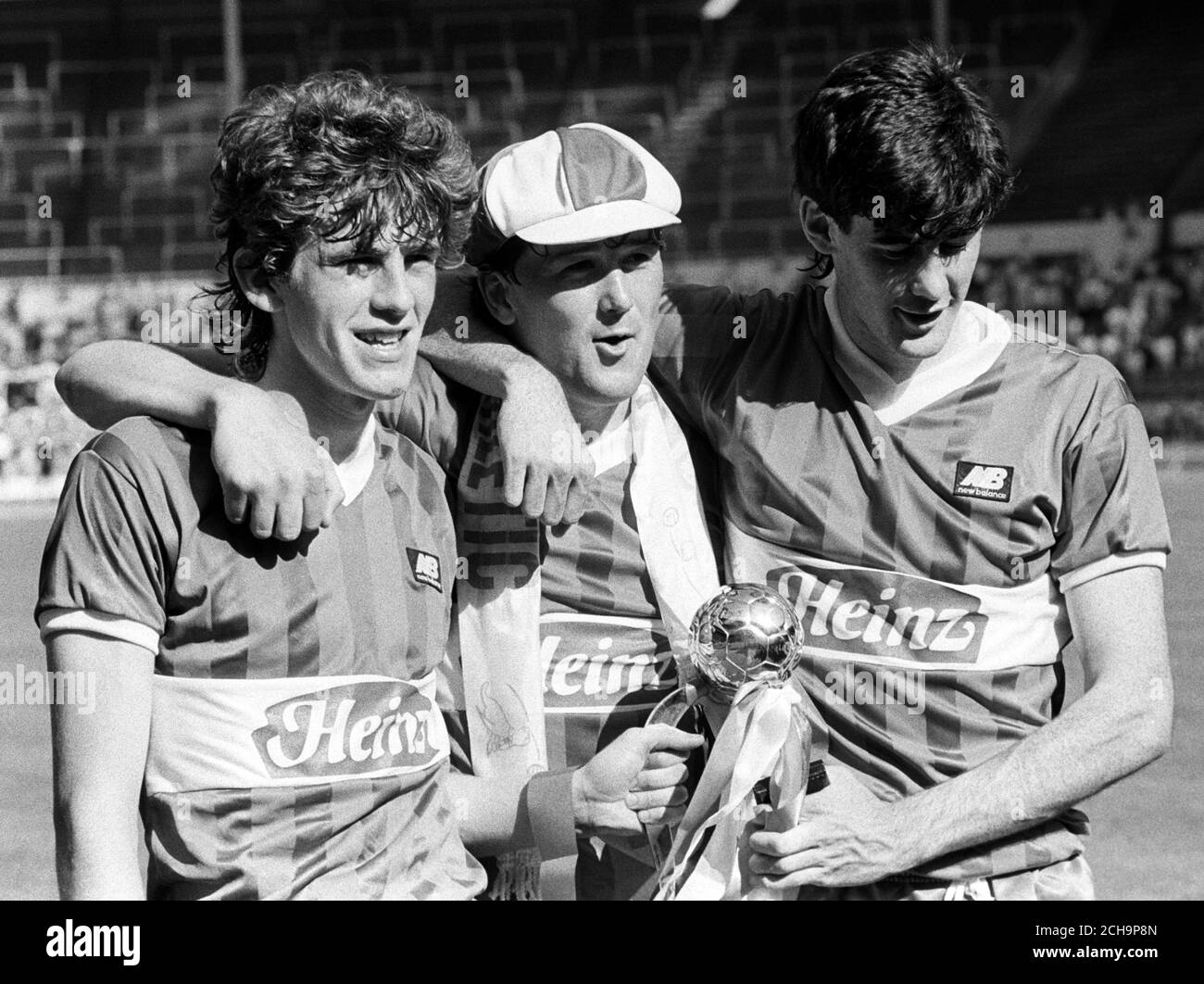 Heroes of the football League Freight Rover Trophy final à Wembley, les trois buts de Wigan Athletic (l-r) Mike Newell, Tony Kelly et David Lowe.Wigan beat Brentford 3-1. Banque D'Images