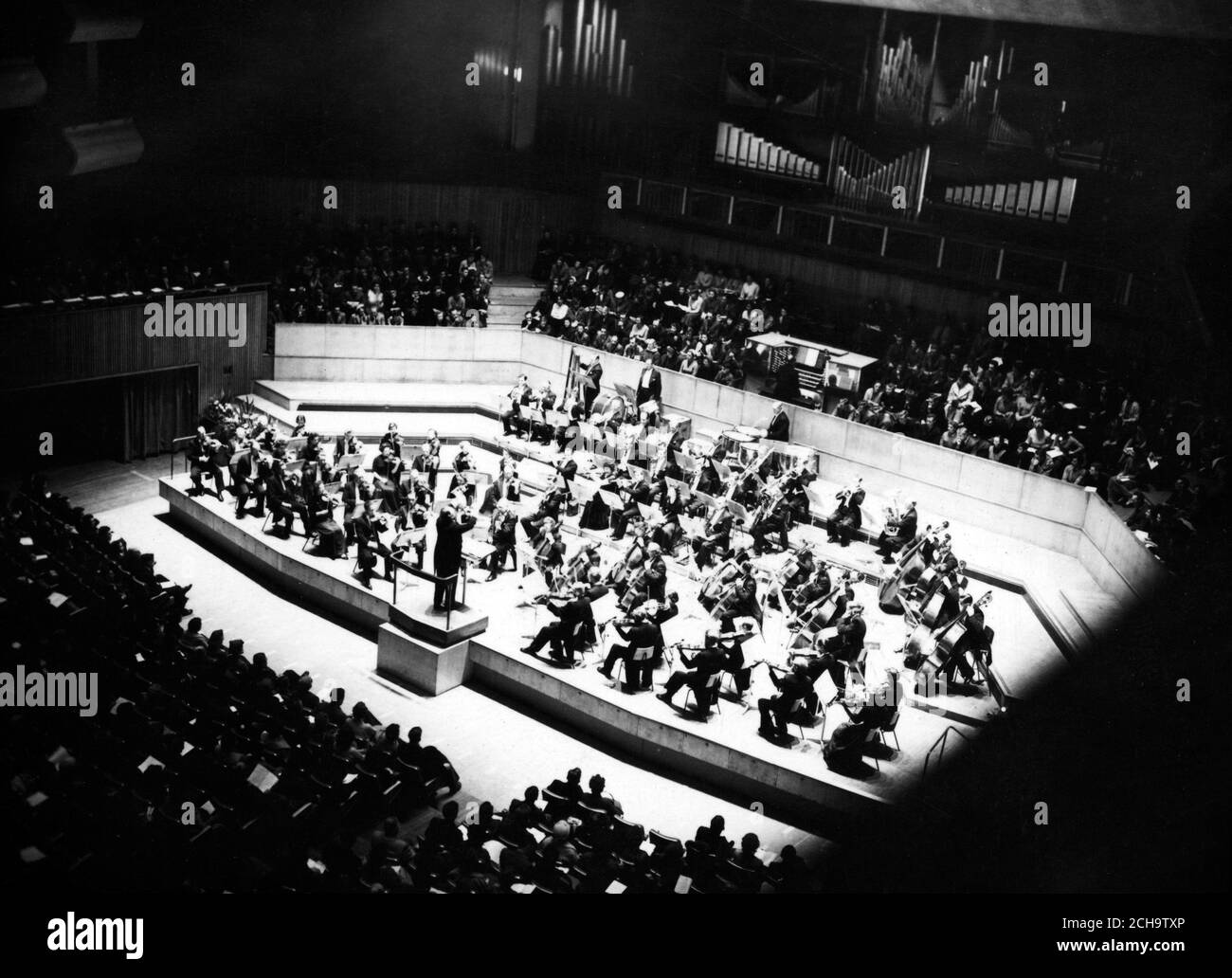 Concert donné par l'Orchestre symphonique de Bournemouth sous son chef, Charles Groves, au Royal Festival Hall, Londres. *numérisé à partir du contact. NEG corrompu Banque D'Images