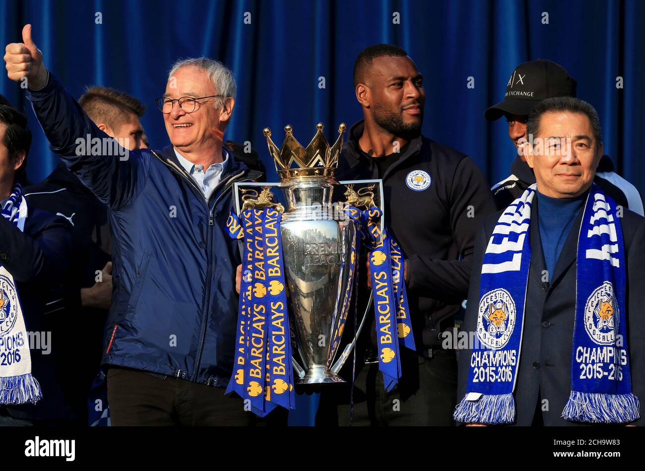 Claudio Ranieri, directeur de la ville de Leicester (à gauche), le capitaine Wes Morgan et le président Vichai Srivaddhanaprabha (à droite) célèbrent le trophée Barclays Premier League sur scène à Victoria Park Banque D'Images