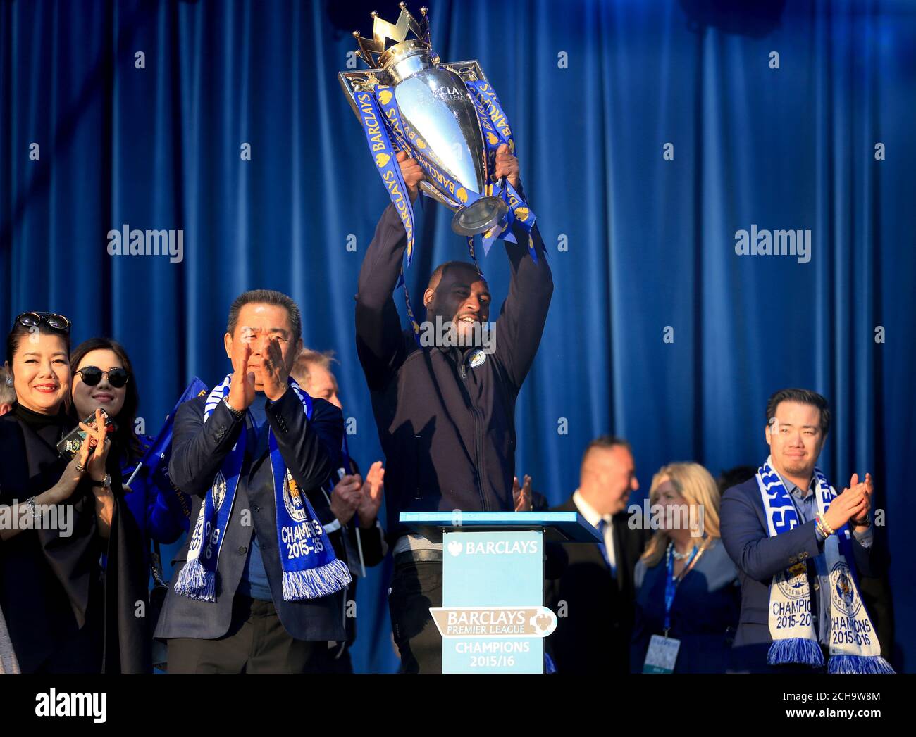 Wes Morgan, capitaine de Leicester City, célèbre avec le Barclays Premier Trophée de la ligue sur scène à Victoria Park Banque D'Images