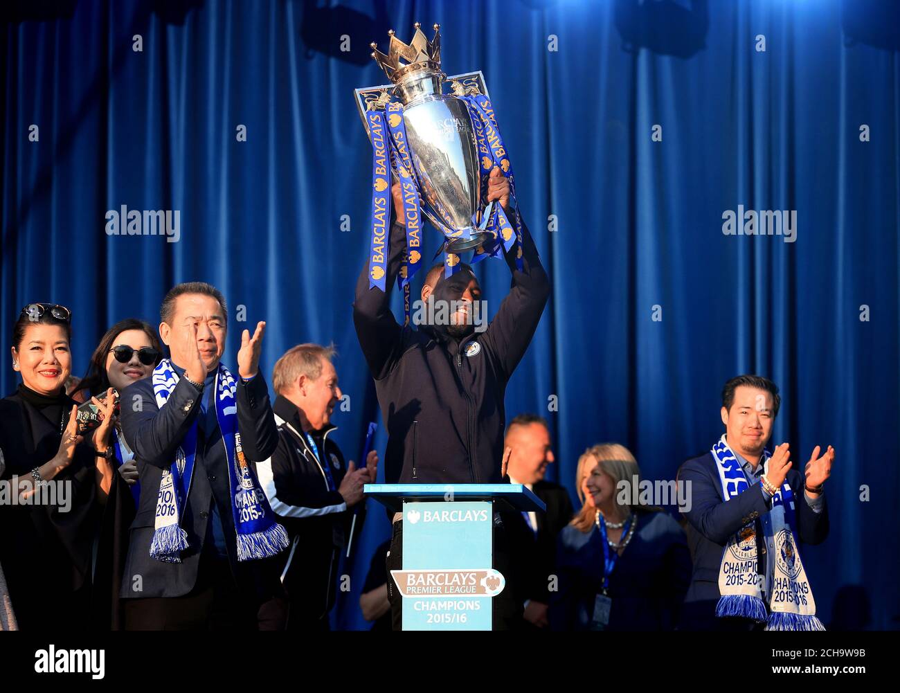 Wes Morgan, capitaine de Leicester City, célèbre avec le Barclays Premier Trophée de la ligue sur scène à Victoria Park Banque D'Images