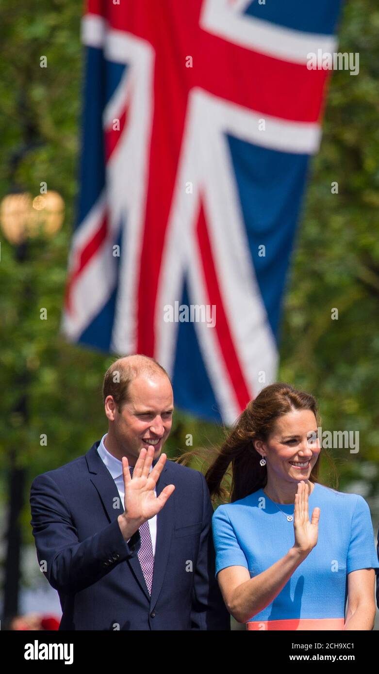 Le duc et la duchesse de Cambridge se sont empais devant la foule du Mall, dans le centre de Londres, pendant le déjeuner du patron en l'honneur du 90e anniversaire de la reine. APPUYEZ SUR ASSOCIATION photo. Date de la photo: Dimanche 12 juin 2016. Le petit-fils de la Reine, Peter Phillips, a fait la fête de la rue pour 10,000 personnes, afin de souligner le patronage de plus de 600 organismes de bienfaisance et d'organisations par le monarque. Voir PA Story ROYAL Birthday. Le crédit photo devrait se lire comme suit : Dominic Lipinski/PA Wire Banque D'Images