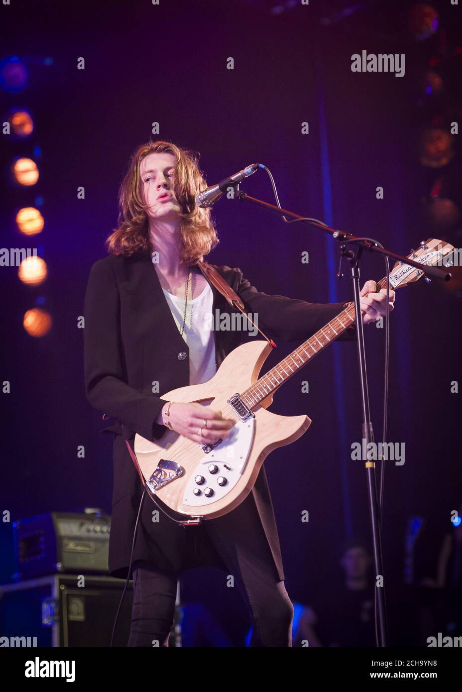 Tom Ogden, de Blossoms, se produit en direct sur scène au festival de l'île de Wight, au parc Seaclose, à Newport, sur l'île de Wight. Banque D'Images