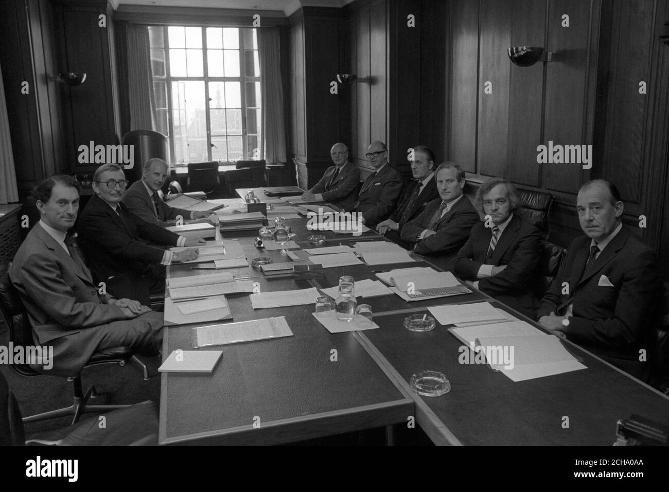 Une réunion du conseil d'administration de l'Association de la presse en 1976. Banque D'Images Une réunion du conseil d'administration de l'Association de la presse en 1976. Banque D'Images