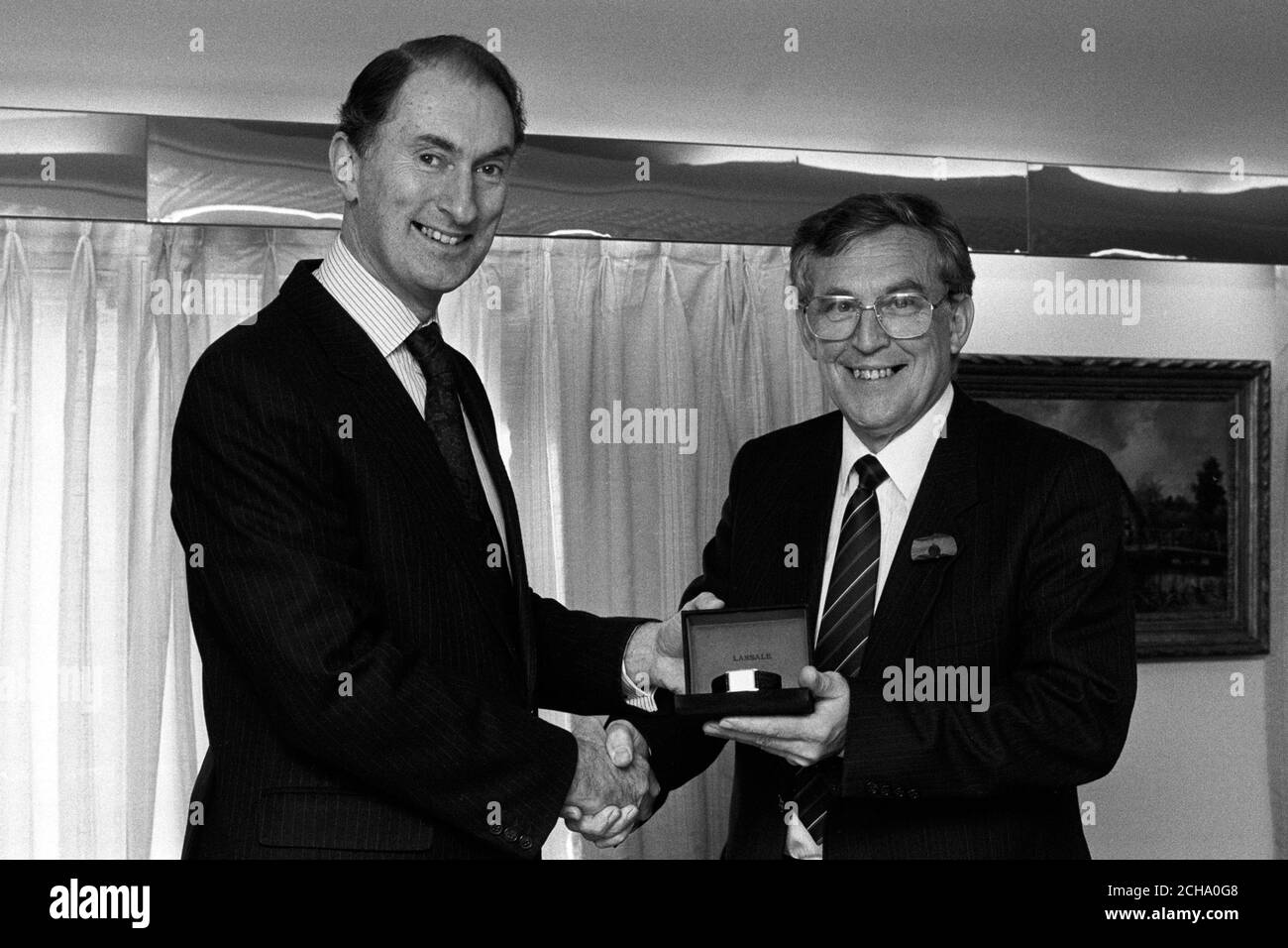 Le correspondant industriel de l'Association de la presse Ken Dennis (r) reçoit un prix de service de longue durée de la part de Ian Yates, directeur général de l'Association de la presse. Banque D'Images