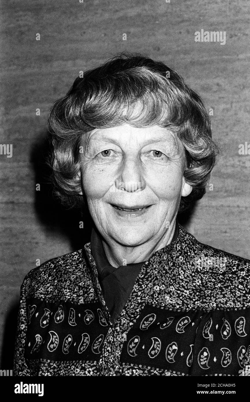 Lady Ploughden, présidente de l'Independent Broadcasting Authority, a également assisté à l'assemblée générale annuelle et au déjeuner des membres de l'Association de la presse au Savoy à Londres. Banque D'Images