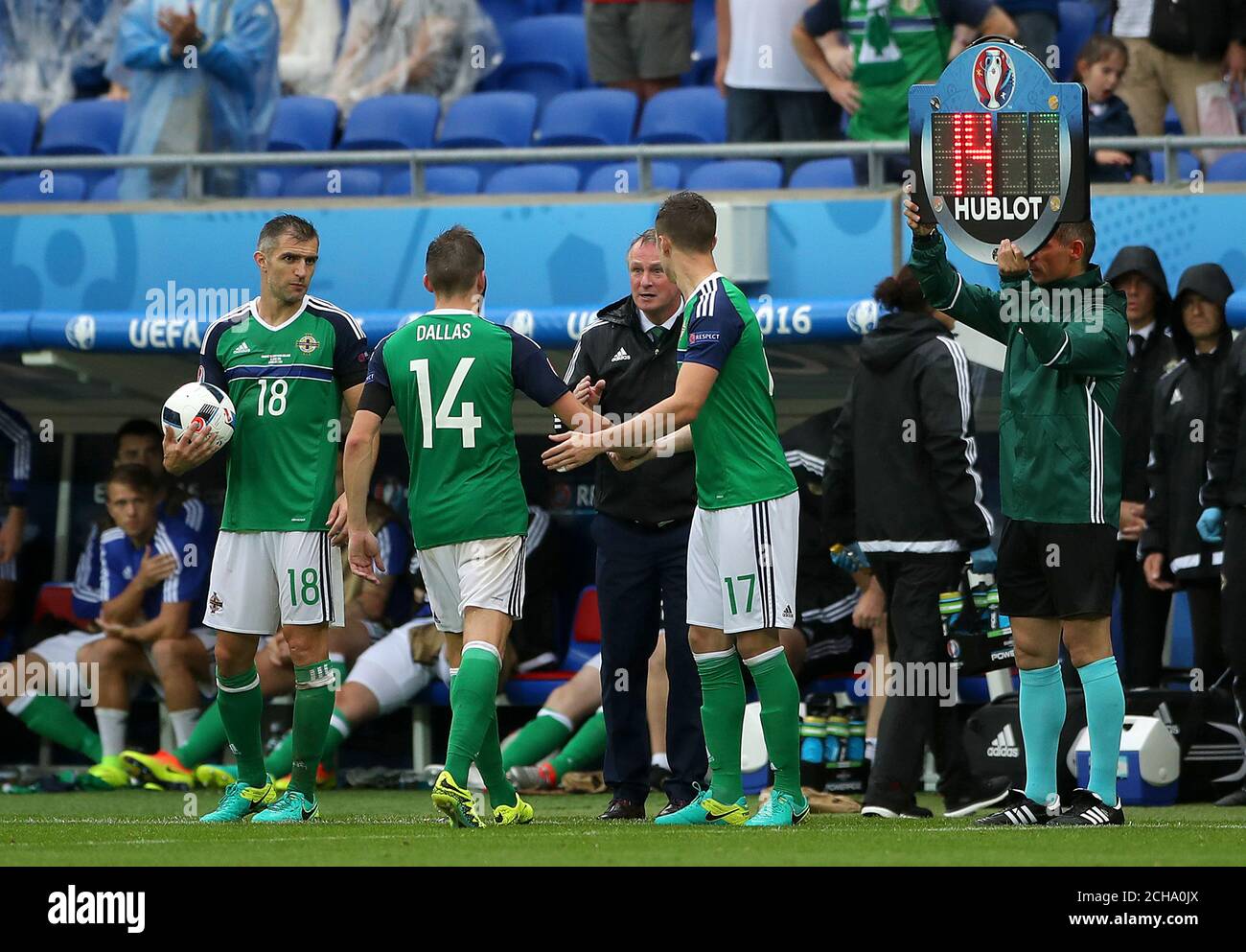 Stuart Dallas (14), d'Irlande du Nord, est informé de revenir sur le terrain par le directeur Michael O'Neill, après que le quatrième officiel ait affiché à tort son numéro à substituer. Banque D'Images