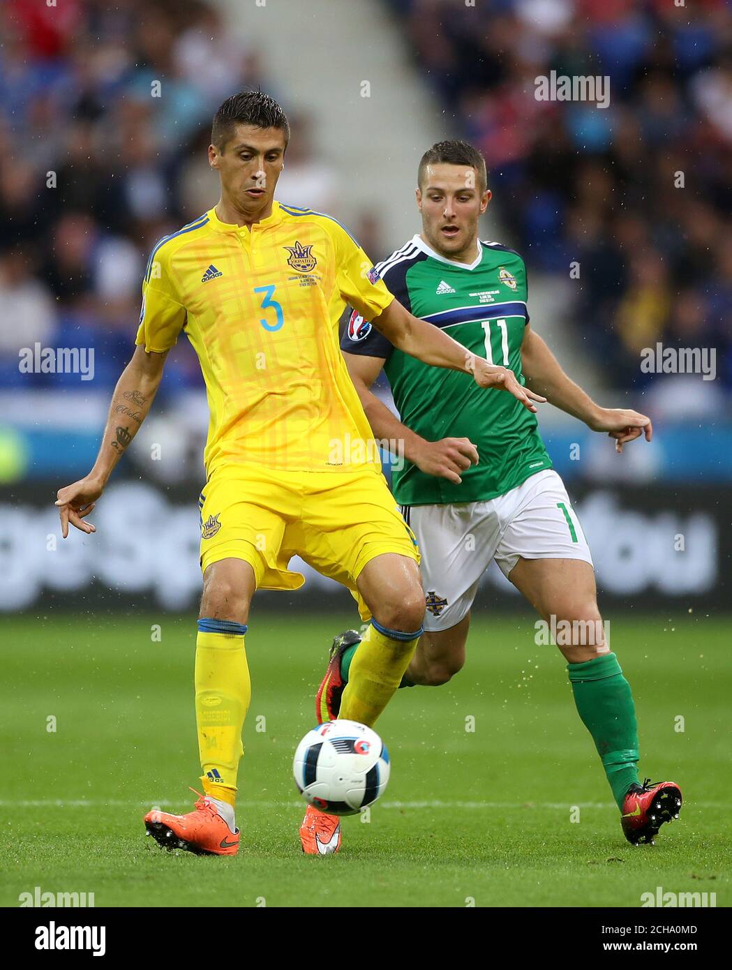 Yevhen Khacheridi (à gauche) et Conor Washington in (Irlande du Nord) action Banque D'Images