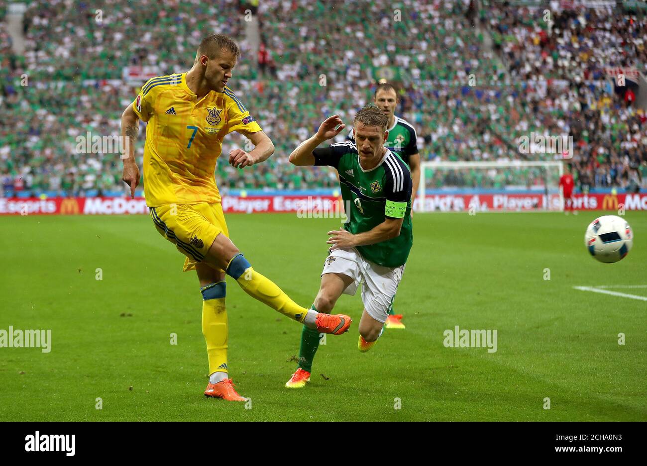 Andriy Yarmolenko (à gauche) et Steven Davis, d'Irlande du Nord, en action. Banque D'Images