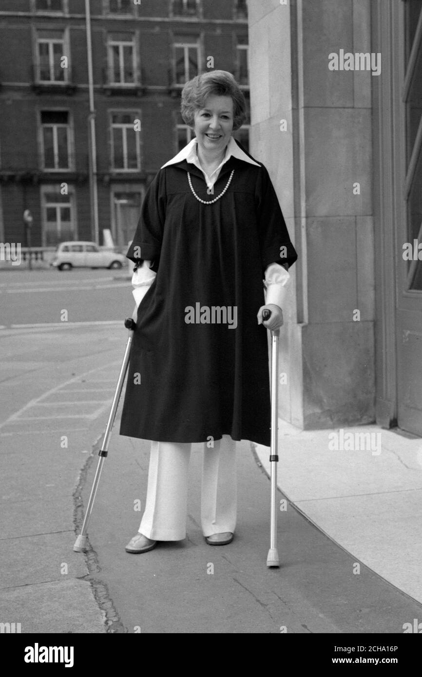 Jean Metcalfe à l'extérieur de Broadcasting House, Londres, pour participer au 30e anniversaire de 'Family favorites'. Jean est le présentateur le plus longtemps au service du programme, qu'elle a quitté en 1967. Banque D'Images