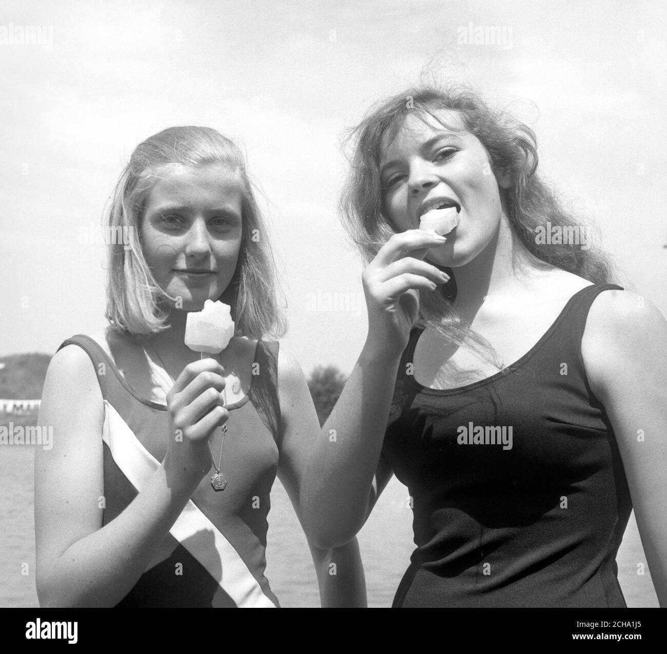 Joy Panton (à gauche), 14 ans, de Hurlingham, et Dana Gillespie, 15 ans, de South Kensington, garez-vous au frais avec un lally glacée au Princes Water ski Club, Bedfont. C'était le deuxième jour du Daily Mail International Water ski Tournament. Banque D'Images Joy Panton (à gauche), 14 ans, de Hurlingham, et Dana Gillespie, 15 ans, de South Kensington, garez-vous au frais avec un lally glacée au Princes Water ski Club, Bedfont. C'était le deuxième jour du Daily Mail International Water ski Tournament. Banque D'Images