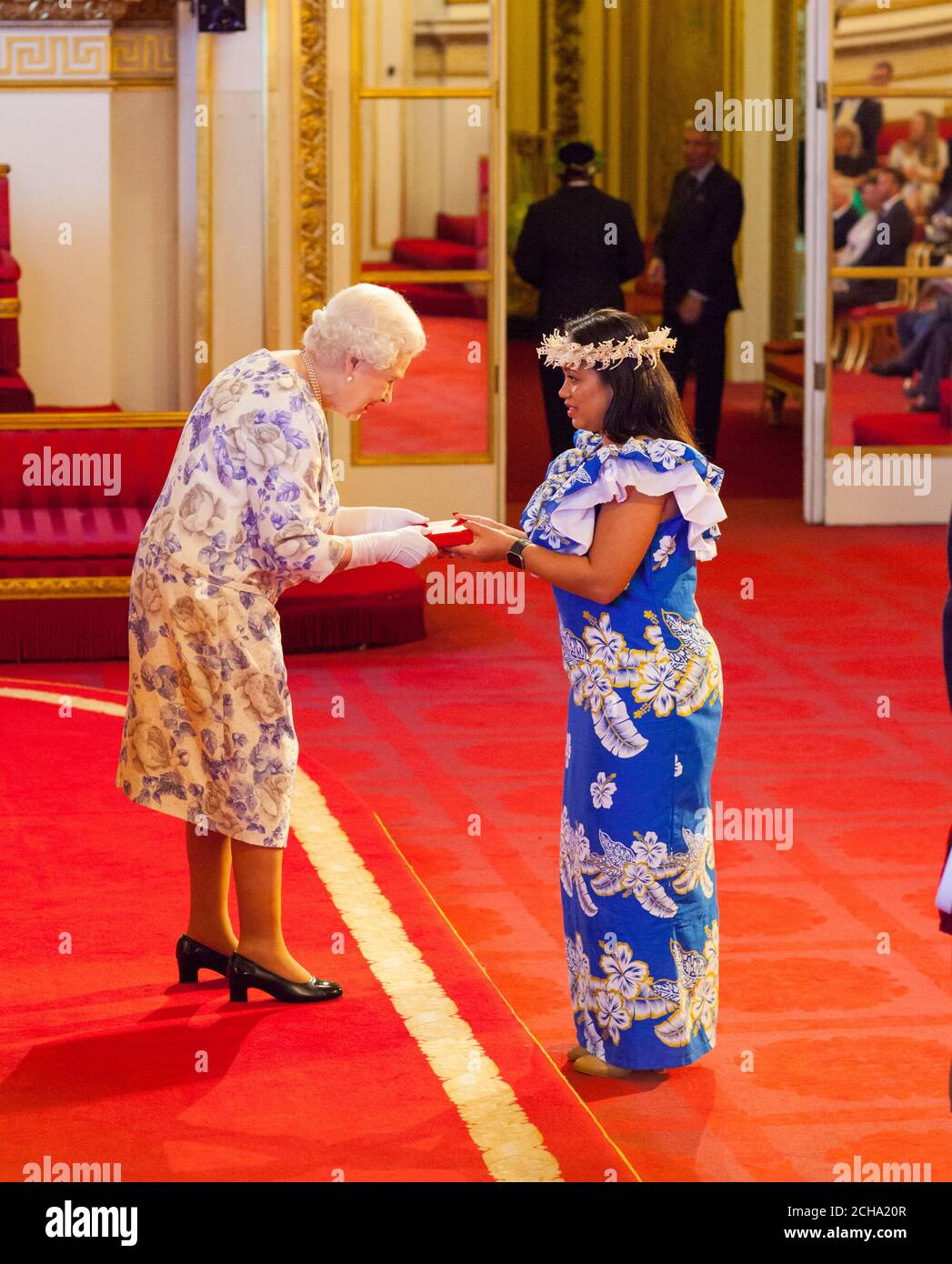 Mme unique Harris, de Nauru, reçoit une médaille de la reine Elizabeth II lors des Queen's Young leaders Awards 2016 à Buckingham Palace, Londres. APPUYEZ SUR ASSOCIATION photo. Date de la photo: Jeudi 23 juin 2016. Le crédit photo devrait se lire comme suit : Dominic Lipinski/PA Wire Banque D'Images