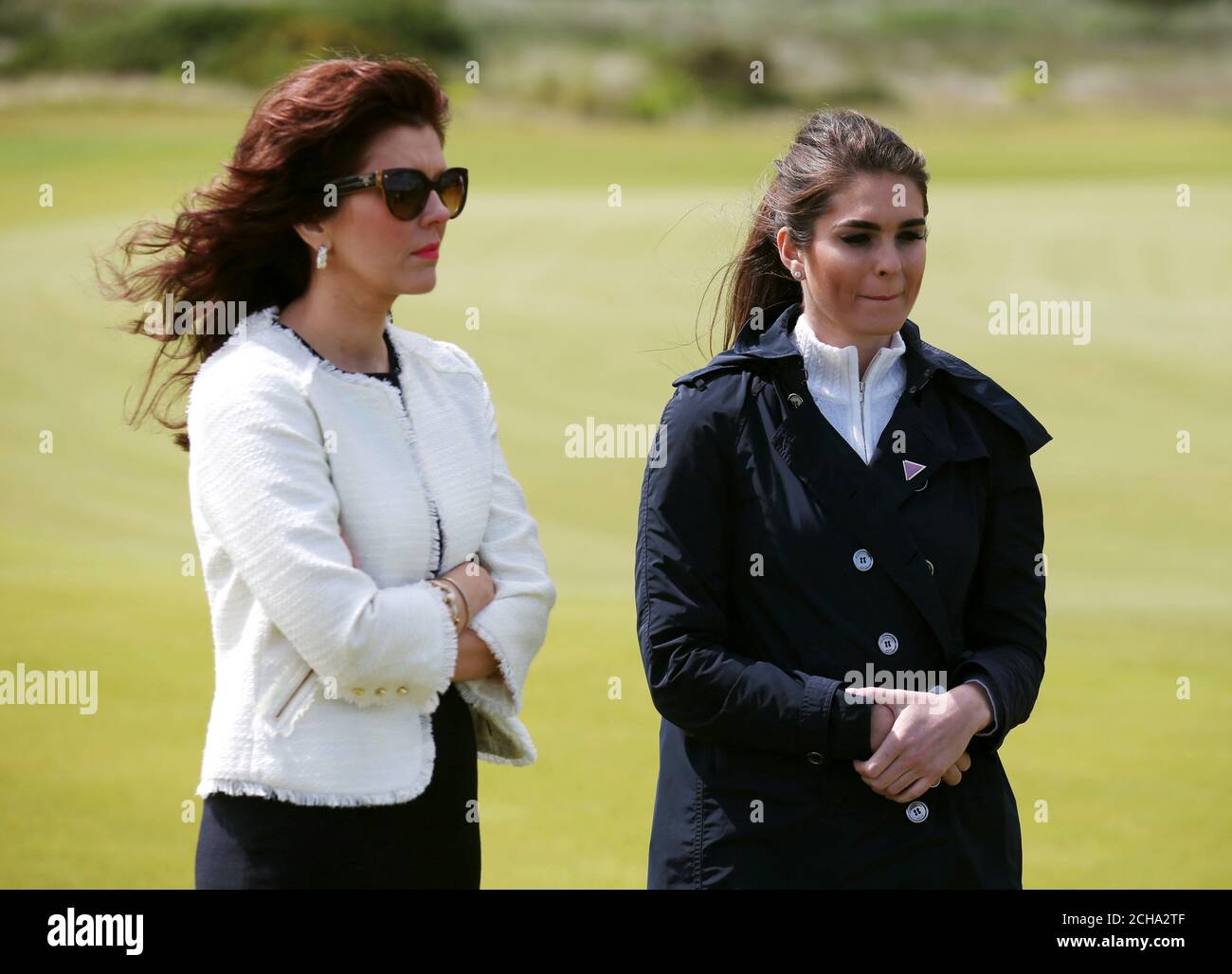 Sarah Malone vice-présidente exécutive de la société écossaise de Trump et Hope Hicks (à droite), directrice des communications pour le président de Donald Trump en 2016 Campagne aux liens de golf internationaux de Trump à Balmetie Banque D'Images