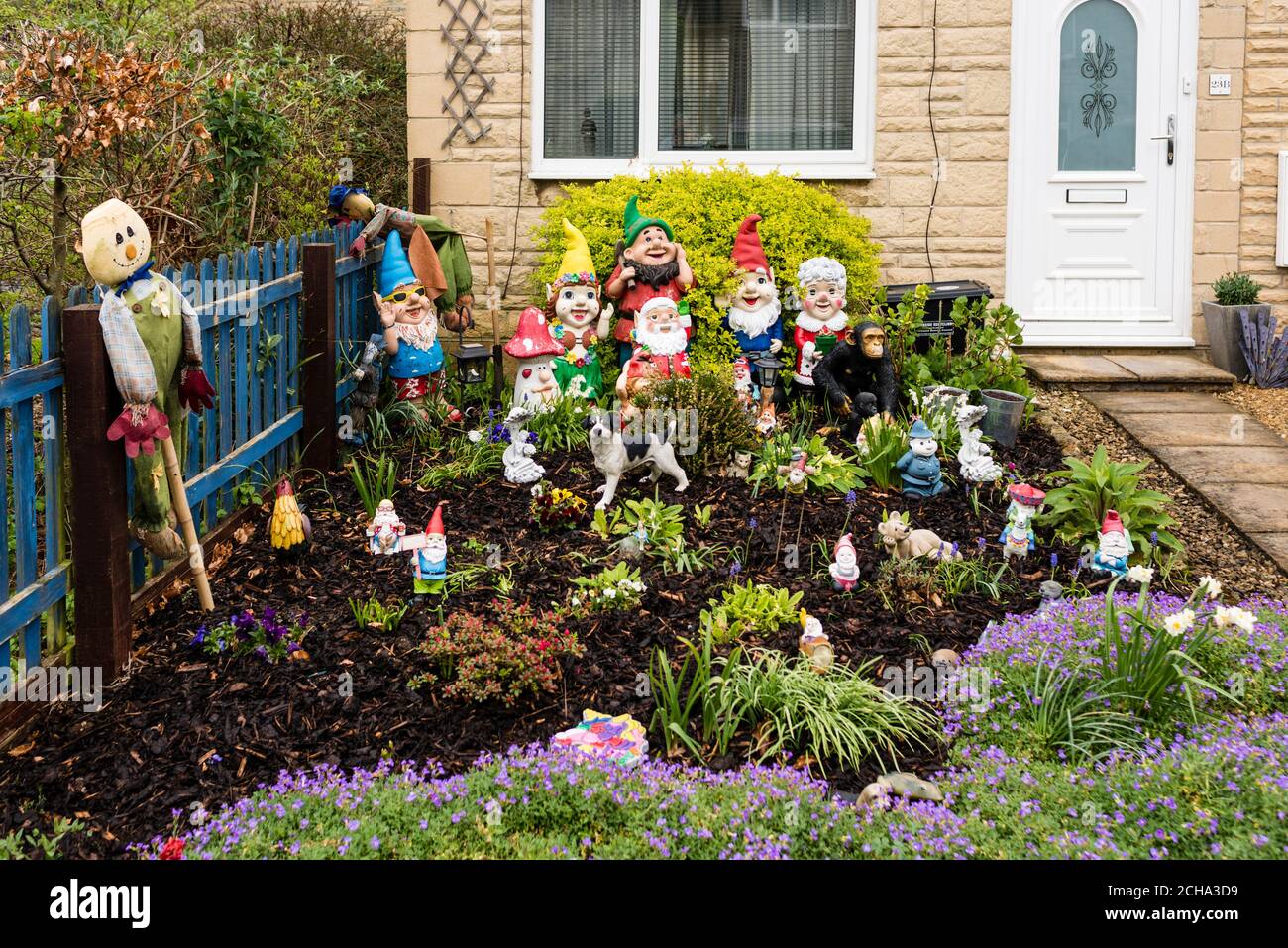 Gnomes de jardin dans le jardin à l'avant, Tetbury, Gloucestershire, Royaume-Uni Banque D'Images