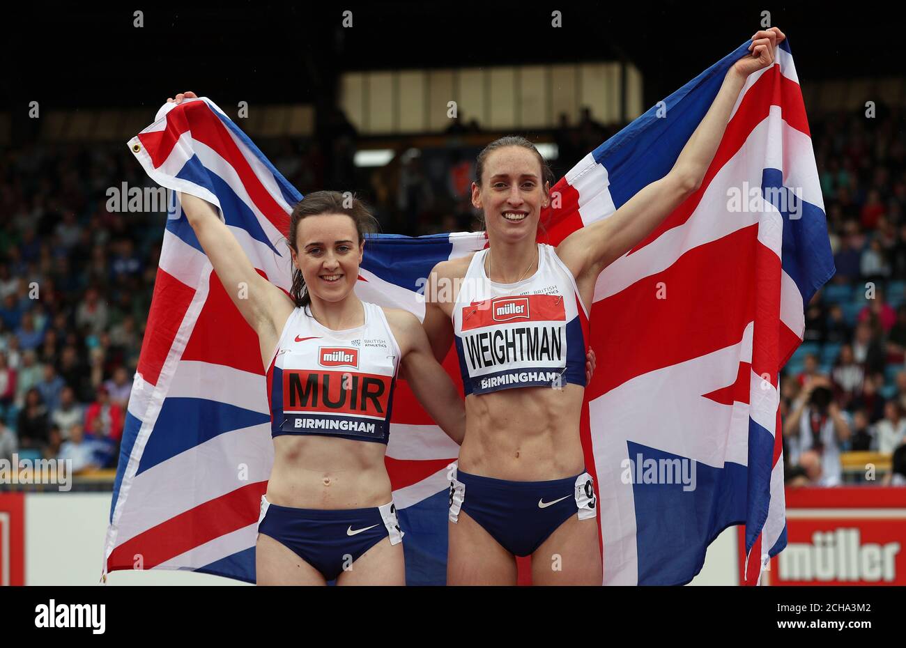 Laura Muir et Laura Weightman pendant la deuxième journée des championnats britanniques au stade Alexander, à Birmingham. Banque D'Images