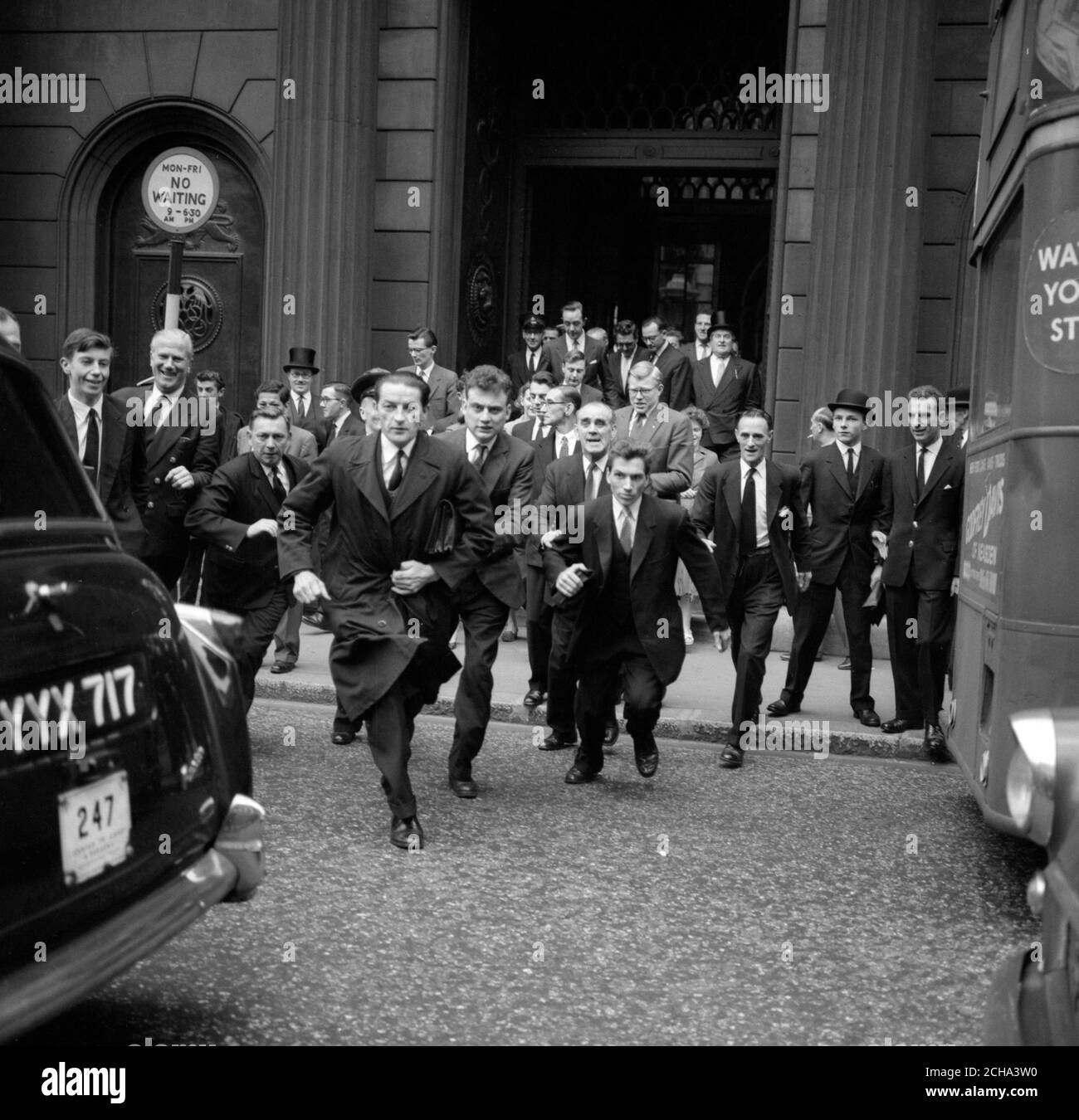 Les messagers s'en tirent de la Banque d'Angleterre à Threadneedle Street, Londres, et ils ont appris que le taux de change a été réduit de moitié à 5 % et demi. Il était de six % depuis le 23 juin de cette année. Banque D'Images