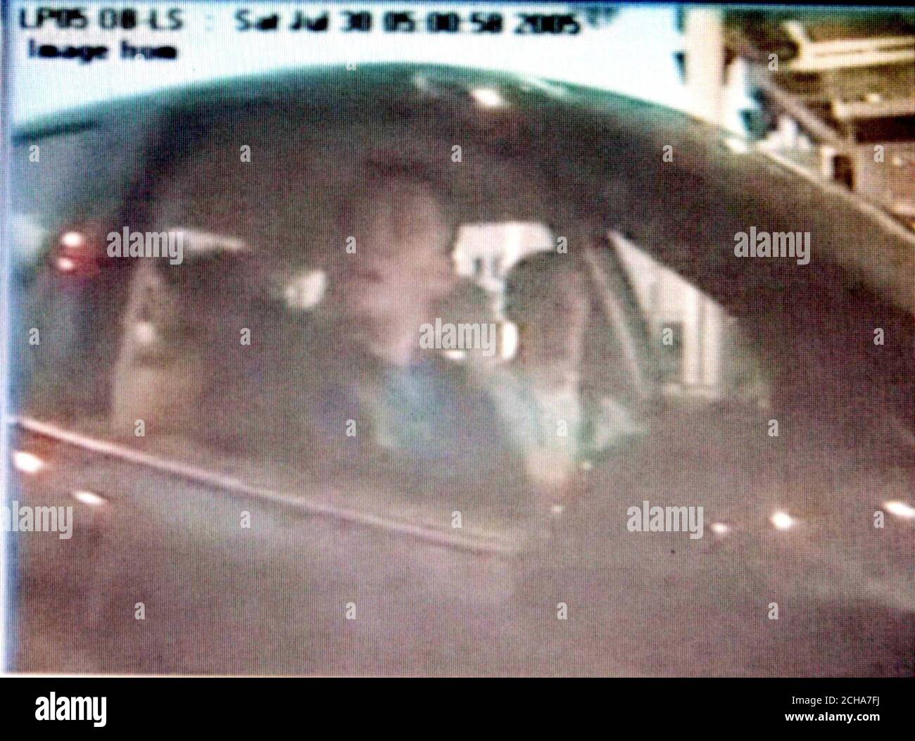 Image fixe d'une vidéo CCTV de la police de Kent montrant Michael Barton (à gauche) et Paul Taylor à Douvres se préparant à quitter le pays. Le couple avait parcouru 300 kilomètres jusqu'à Douvres pour prendre un ferry pour la Hollande, sept heures seulement après le meurtre d'Anthony Walker à Liverpool. Paul Taylor, 20 ans, a déjà plaidé coupable de meurtre à la Cour de justice de Preston, siégeant à Liverpool, et a admis avoir inflige le coup fatal. Michael Barton, 17 ans, a été reconnu coupable du meurtre de Black Anthony Walker par un jury le mercredi 30 novembre 2005. Voir PA Story COURTS Ax. APPUYEZ SUR ASSOCIATION photo. Le crédit photo devrait indiquer : m Banque D'Images