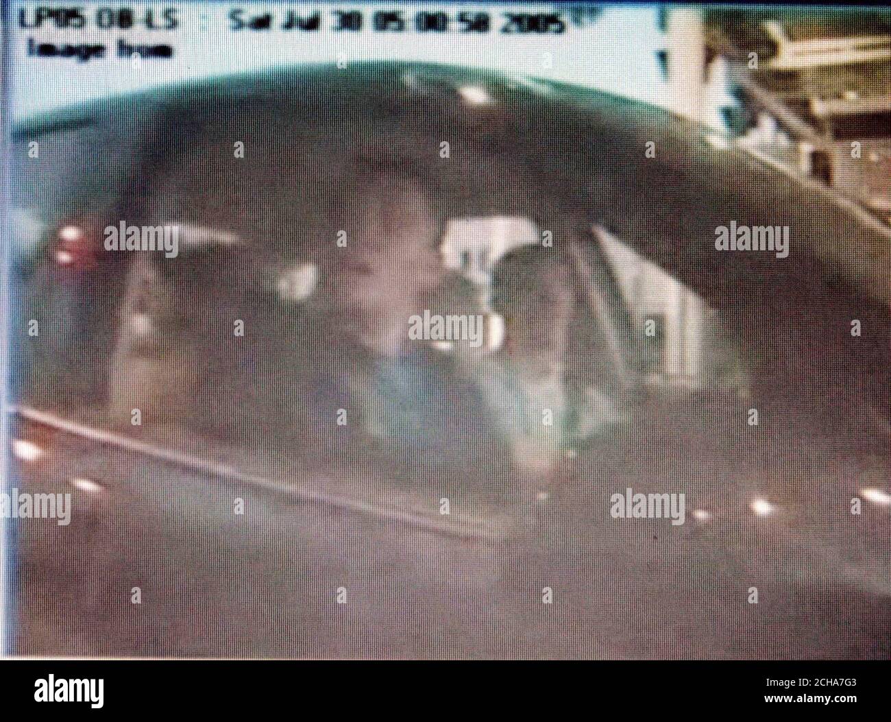 Image fixe d'une vidéo CCTV de la police de Kent montrant Michael Barton (à gauche) et Paul Taylor à Douvres se préparant à quitter le pays. Le couple avait parcouru 300 kilomètres jusqu'à Douvres pour prendre un ferry pour la Hollande, sept heures seulement après le meurtre d'Anthony Walker à Liverpool. Paul Taylor, 20 ans, a déjà plaidé coupable de meurtre à la Cour de justice de Preston, siégeant à Liverpool, et a admis avoir inflige le coup fatal. Michael Barton, 17 ans, a été reconnu coupable du meurtre de Black Anthony Walker par un jury le mercredi 30 novembre 2005. Voir PA Story COURTS Ax. APPUYEZ SUR ASSOCIATION photo. Le crédit photo devrait être le suivant : Banque D'Images