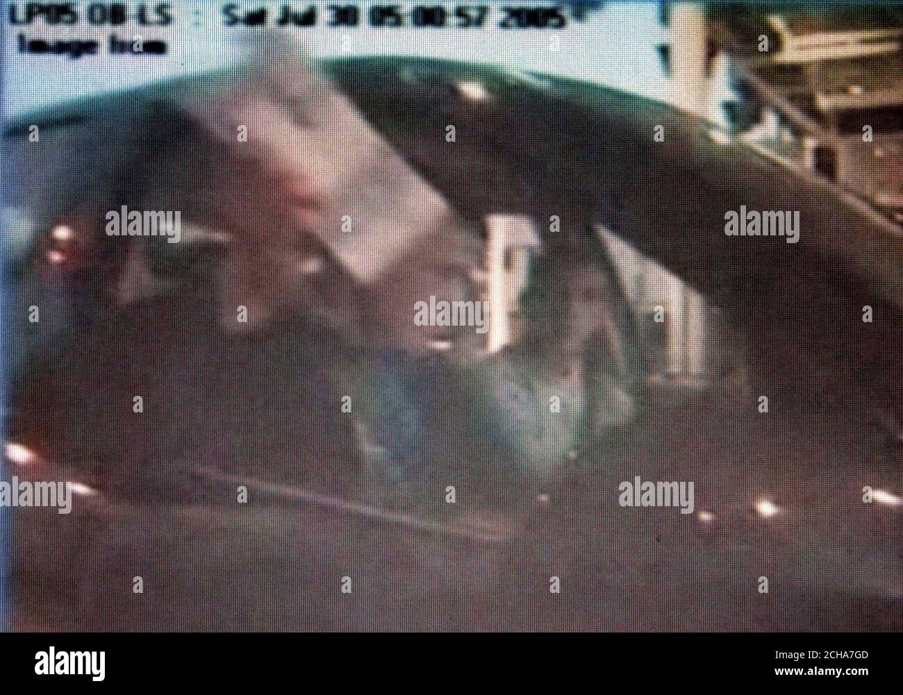 Image fixe d'une vidéo CCTV de la police de Kent montrant Michael Barton (à gauche) et Paul Taylor à Douvres se préparant à quitter le pays. Le couple avait parcouru 300 kilomètres jusqu'à Douvres pour prendre un ferry pour la Hollande, sept heures seulement après le meurtre d'Anthony Walker à Liverpool. Paul Taylor, 20 ans, a déjà plaidé coupable de meurtre à la Cour de justice de Preston, siégeant à Liverpool, et a admis avoir inflige le coup fatal. Michael Barton, 17 ans, a été reconnu coupable du meurtre de Black Anthony Walker par un jury le mercredi 30 novembre 2005. Voir PA Story COURTS Ax. APPUYEZ SUR ASSOCIATION photo. Le crédit photo devrait indiquer : m Banque D'Images