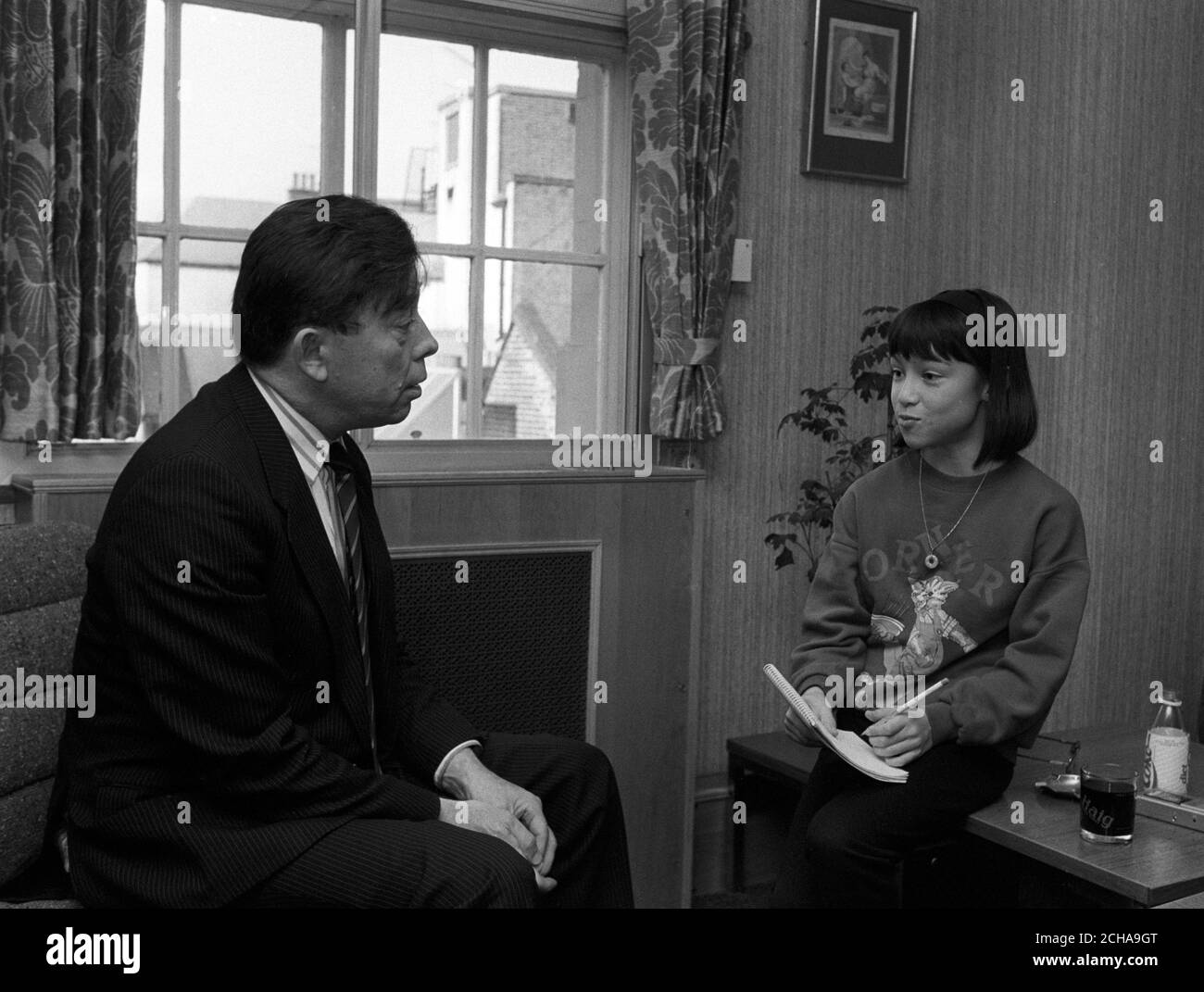 Colin Webb, rédacteur en chef de l'Association de la presse, parle à un enfant-reporter du journal du jeune temps. Banque D'Images