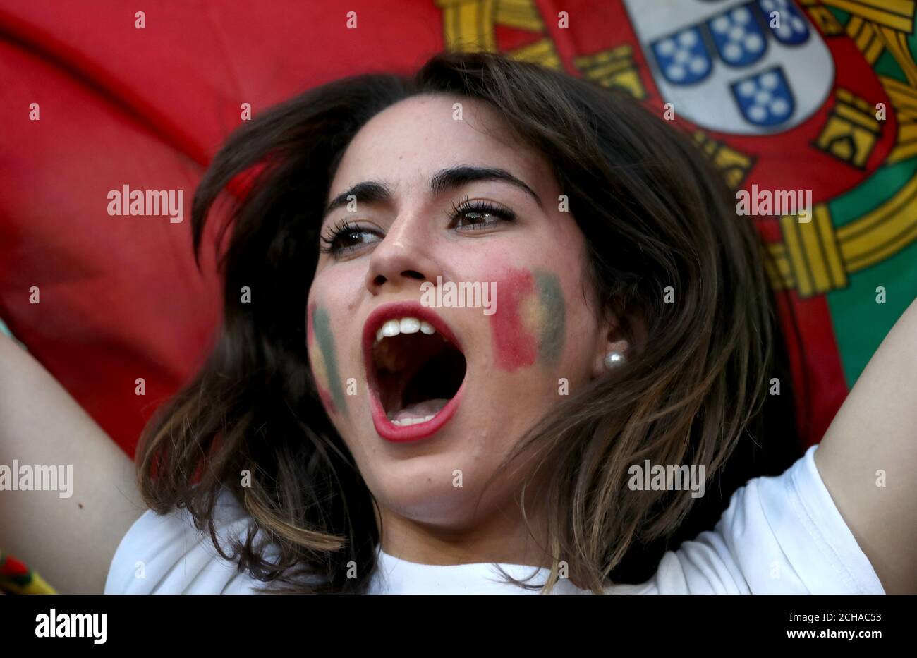 Une fan du Portugal applaudit à ses côtés avant le match de demi-finale de l'UEFA Euro 2016 au Stade de Lyon, à Lyon. Banque D'Images