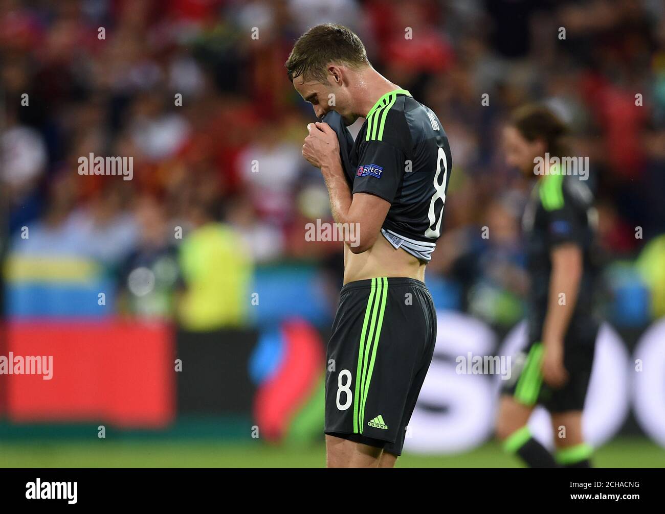 Andy King, pays de Galles, marche sur le terrain à mi-temps lors de l'UEFA Euro 2016, match de demi-finale au Stade de Lyon, Lyon. Banque D'Images